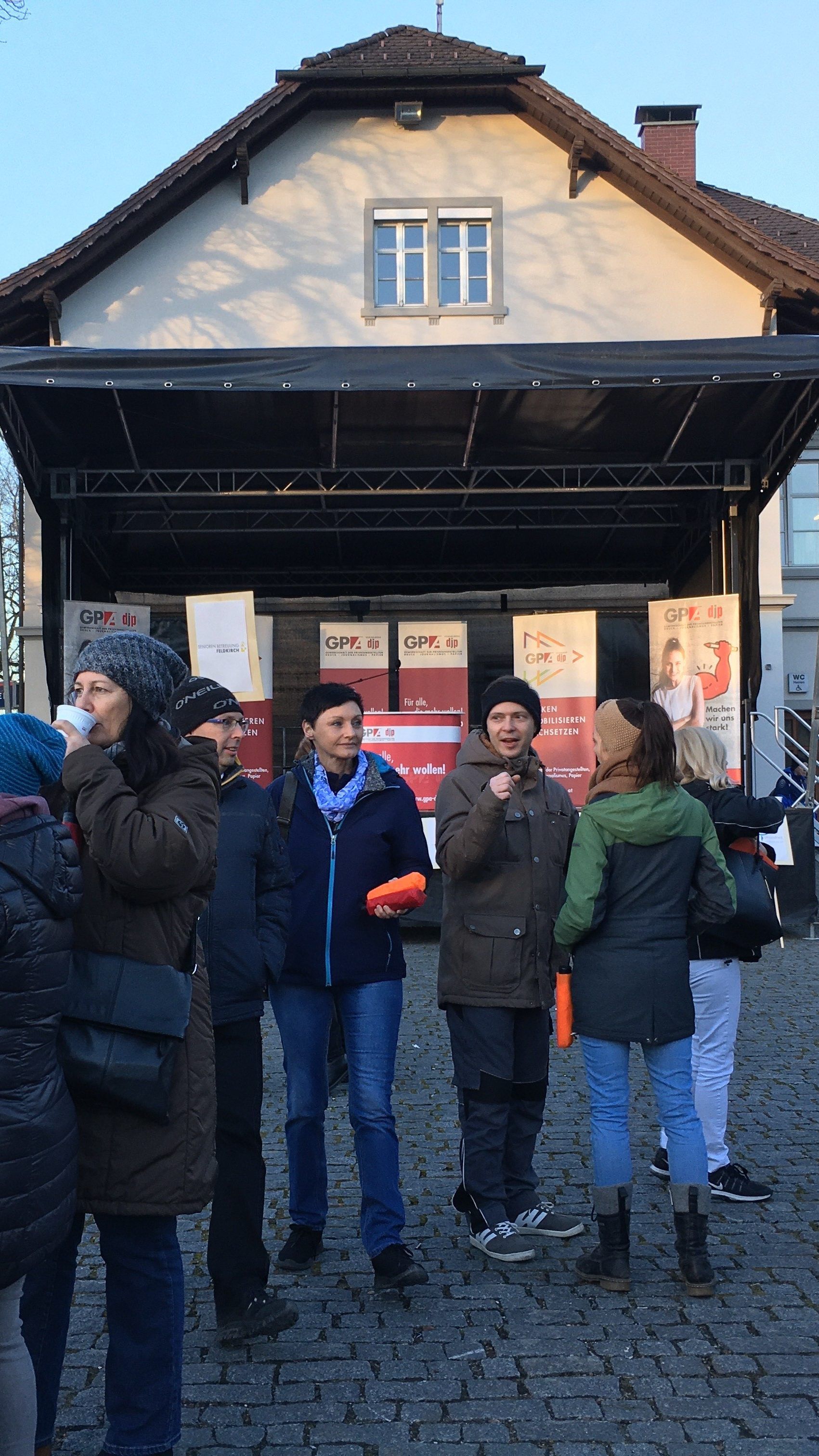 Erste Demonstranten vor Ort