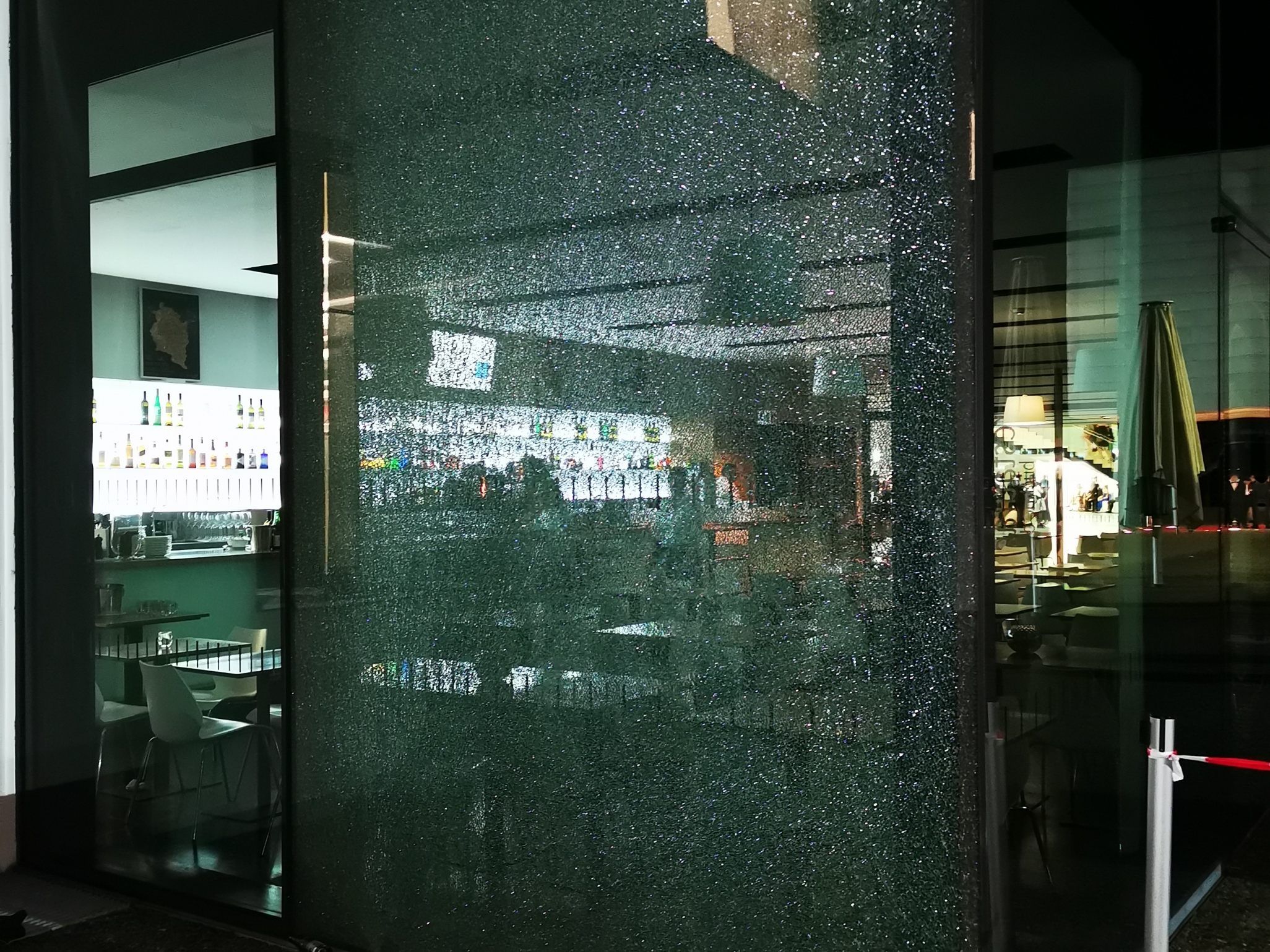 Die zerstören Glasfront am Festspielhaus. Die zerstören Glasfront am Festspielhaus.