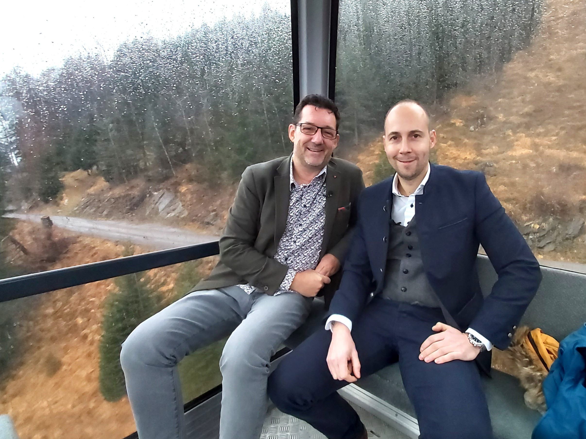 Hoteldirektor Sebastian Reininger gondelt mit Andreas Seeburger von Ländle-TV auf den Muttersberg