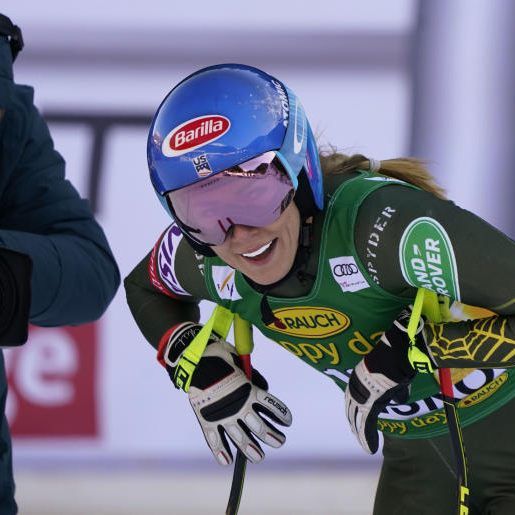 Die erschöpfte, aber glückliche Siegerin der Abfahrt in Bankso