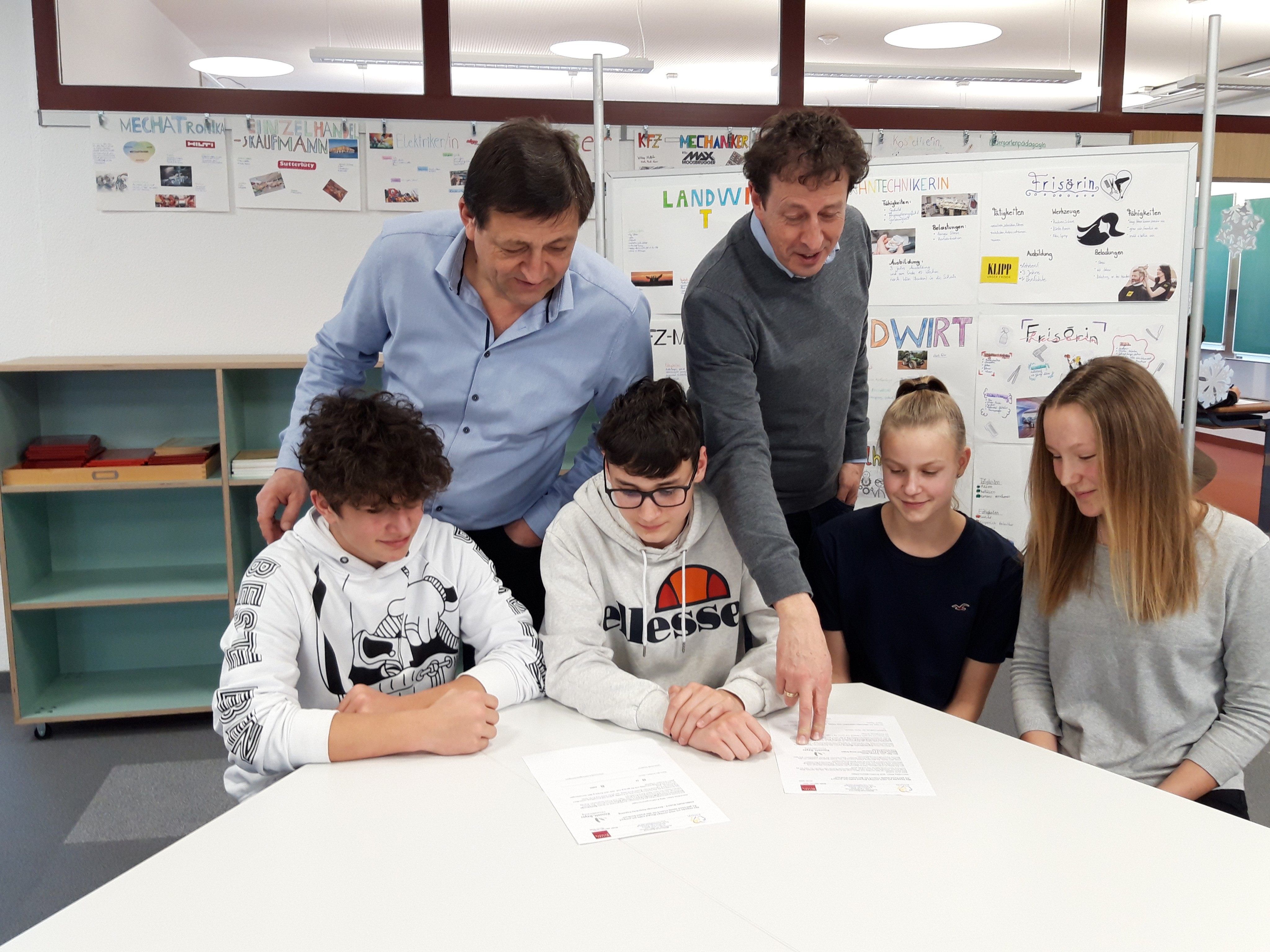 Professionelle Unterlagen sind der erste Schritt für eine erfolgreiche Bewerbung: Personalberater Thomas Bayer und Direktor Gerd Neururer unterstützten die SchülerInnen dabei.