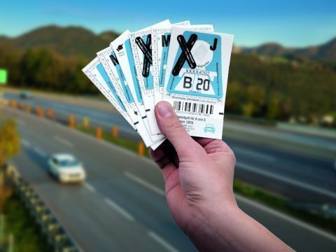 Auf Österreichs Autobahnen und Schnellstraßen gilt ab sofort nur mehr die Vignette 2020. Auf Österreichs Autobahnen und Schnellstraßen gilt ab sofort nur mehr die Vignette 2020.