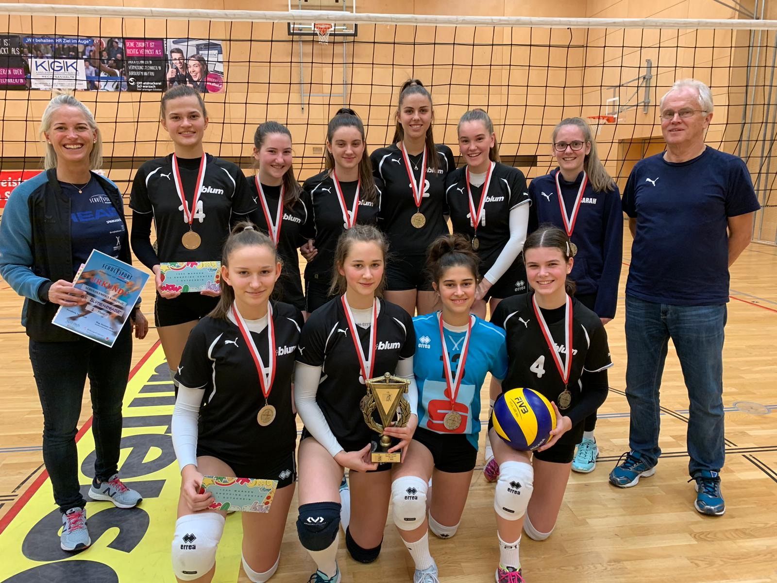 1. Reihe (von li nach re): Rosa Schierle, Madlyn Koch, Laura Längle, Kathi Schneider  2. Reihe: Susanne Ratz, Antonia Walter, Isabella Veits, Lena König, Lisa Schlappack, Malena Schneider, Sarah Hinteregger, Rudi Grabherr