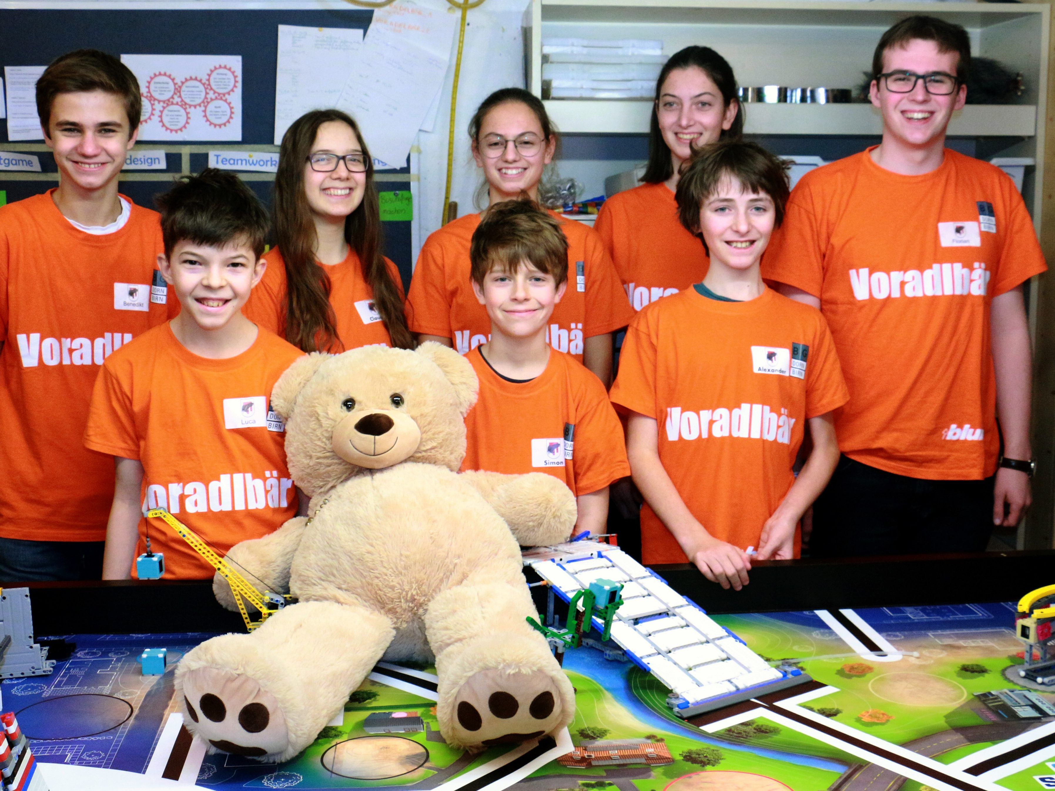 Das Team „Voradlbär“ des BG Dornbirn ist FLL Champion 2019. Das Team „Voradlbär“ des BG Dornbirn ist FLL Champion 2019.