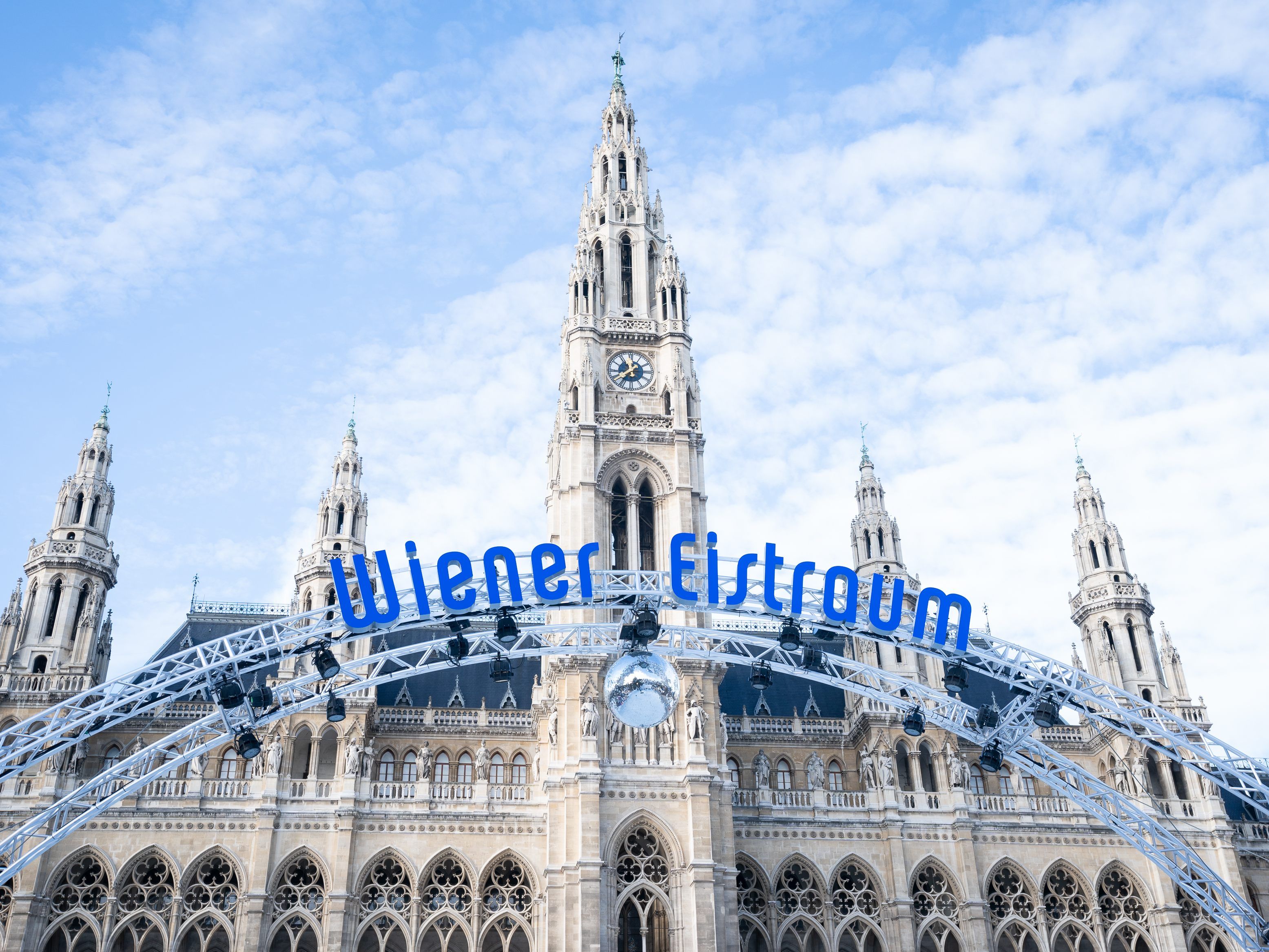 Am Eröffnungstag des Wiener Eistraums wird zum Gratis-Eislaufen geladen. Am Eröffnungstag des Wiener Eistraums wird zum Gratis-Eislaufen geladen.