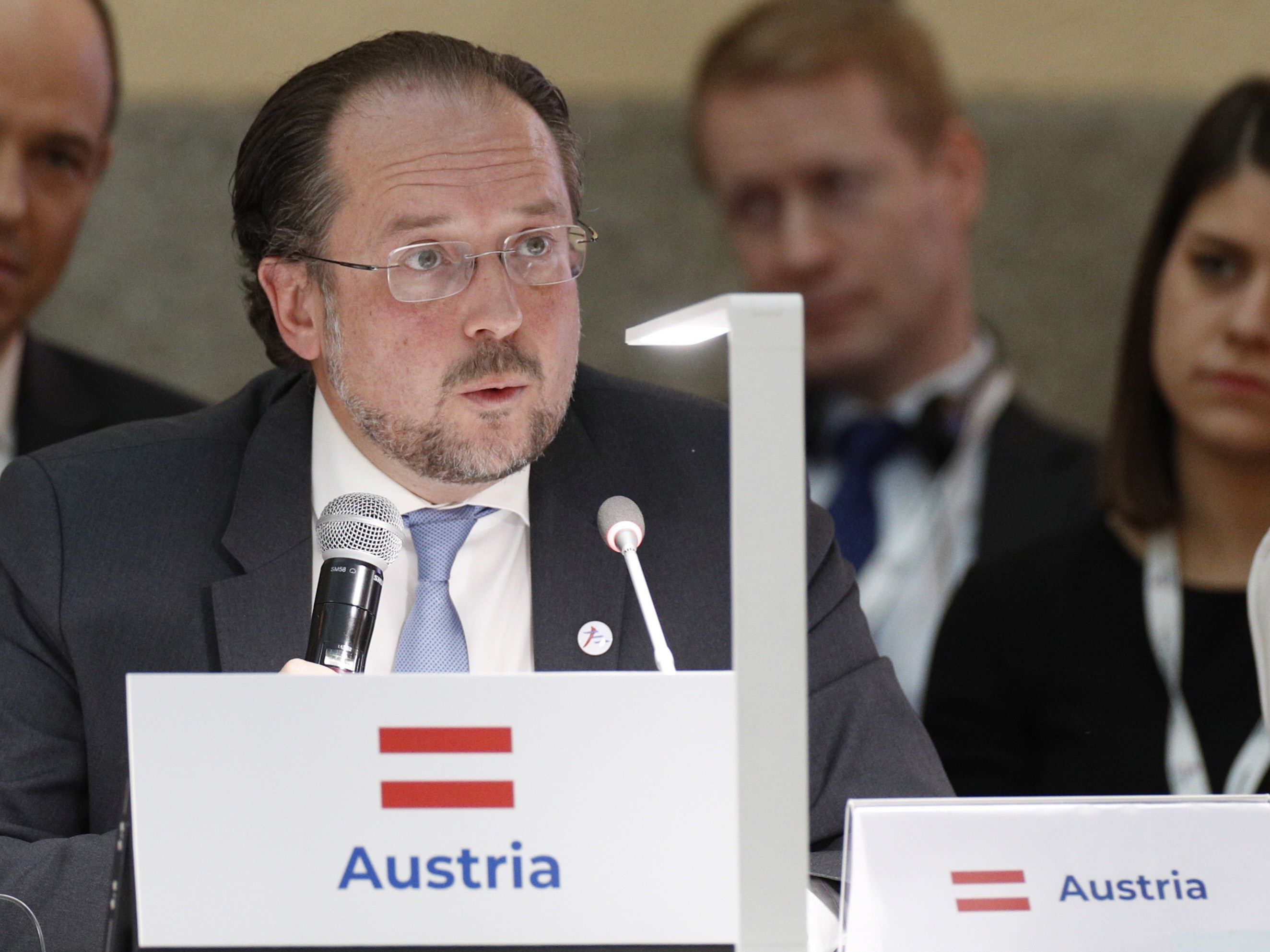 Außenminister Alexander SChallenberg ging gleich nach seiner Angelobung an die Arbeit.