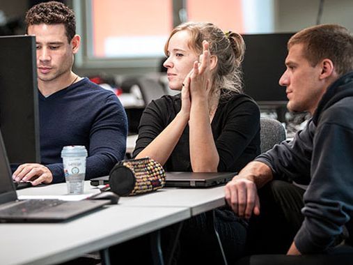 In Rhombergs Fabrik stellen die Coder tagtäglich ihr Können unter Beweis. (Foto: Luca Fasching) In Rhombergs Fabrik stellen die Coder tagtäglich ihr Können unter Beweis. (Foto: Luca Fasching)