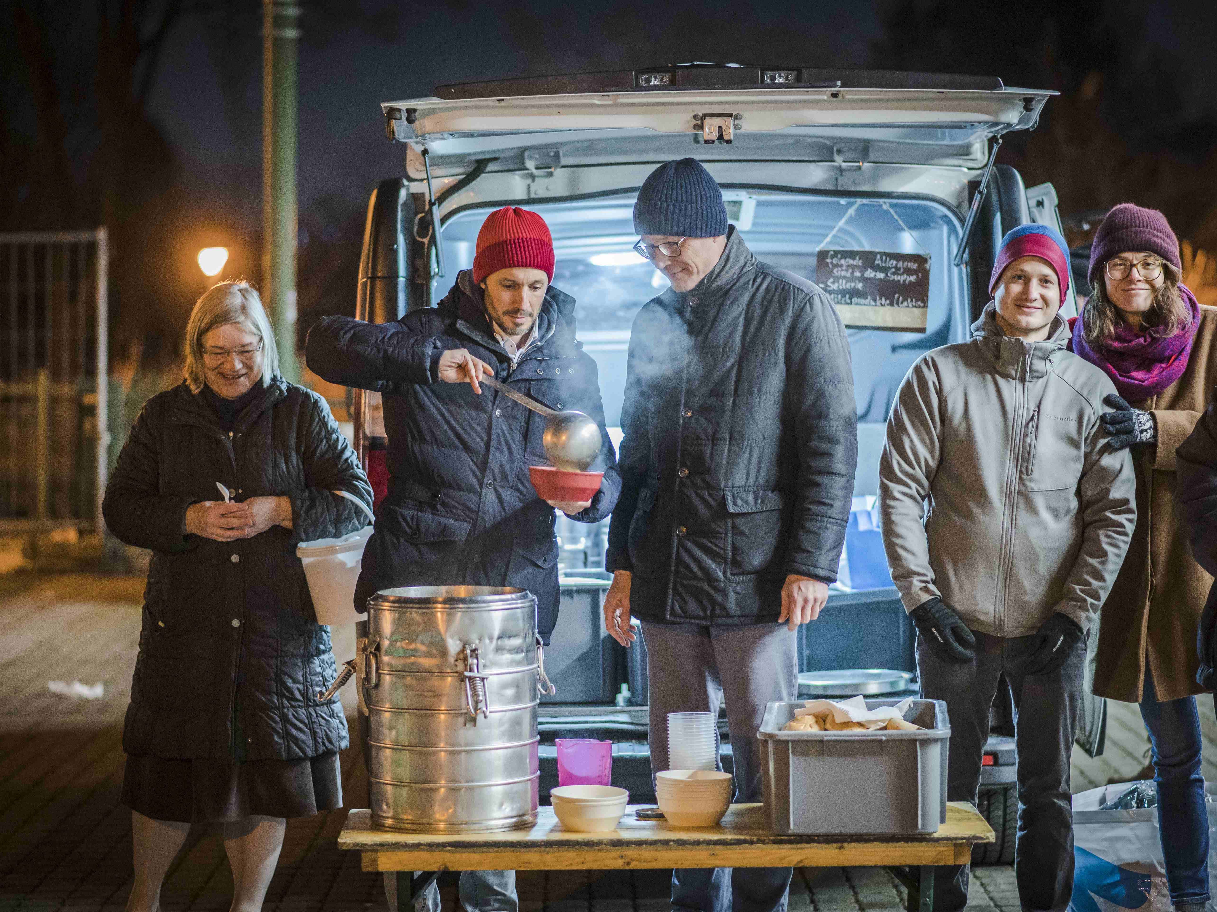 Caritas Wien-Generalsekretär Klaus Schwertner und Drei CEO Jan Trionow (2.u.3.v.l.) gemeinsam mit Canisibus-Freiwilligen beim Austeilen warmer Mahlzeiten in der Kälte Caritas Wien-Generalsekretär Klaus Schwertner und Drei CEO Jan Trionow (2.u.3.v.l.) gemeinsam mit Canisibus-Freiwilligen beim Austeilen warmer Mahlzeiten in der Kälte