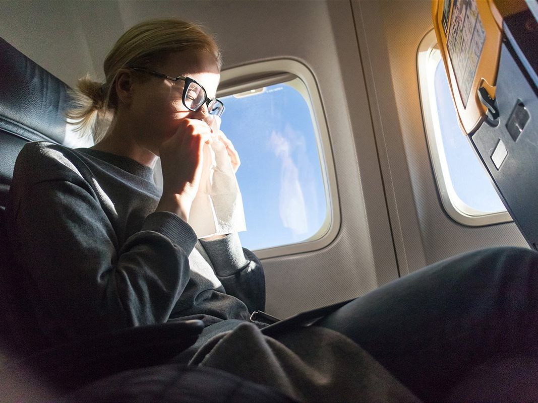 Im Flugzeug tummeln sich die verschiedensten Keime.