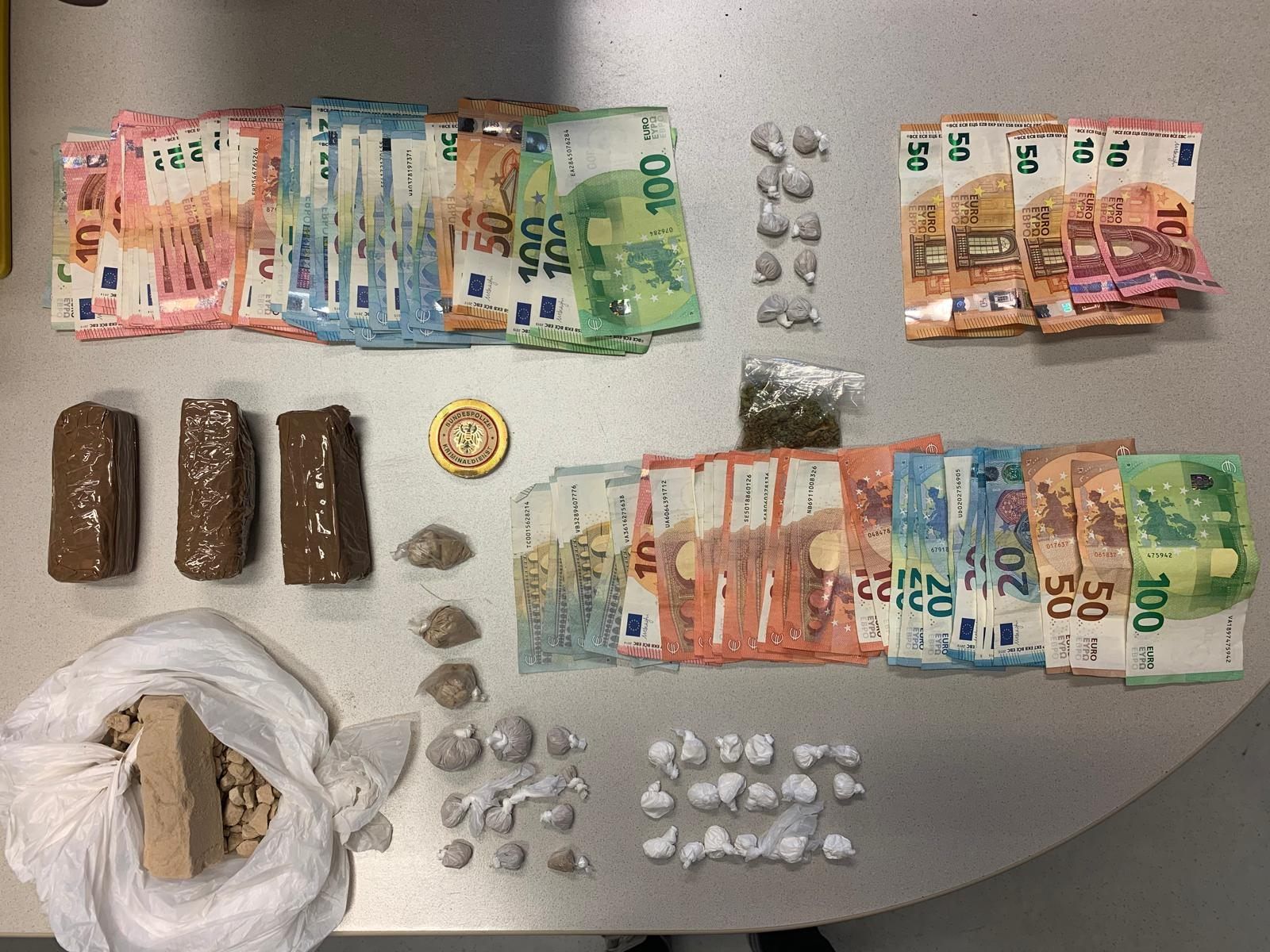 Die Männer hatten neben Heroin auch noch andere Drogen im Sortiment. Die Männer hatten neben Heroin auch noch andere Drogen im Sortiment.