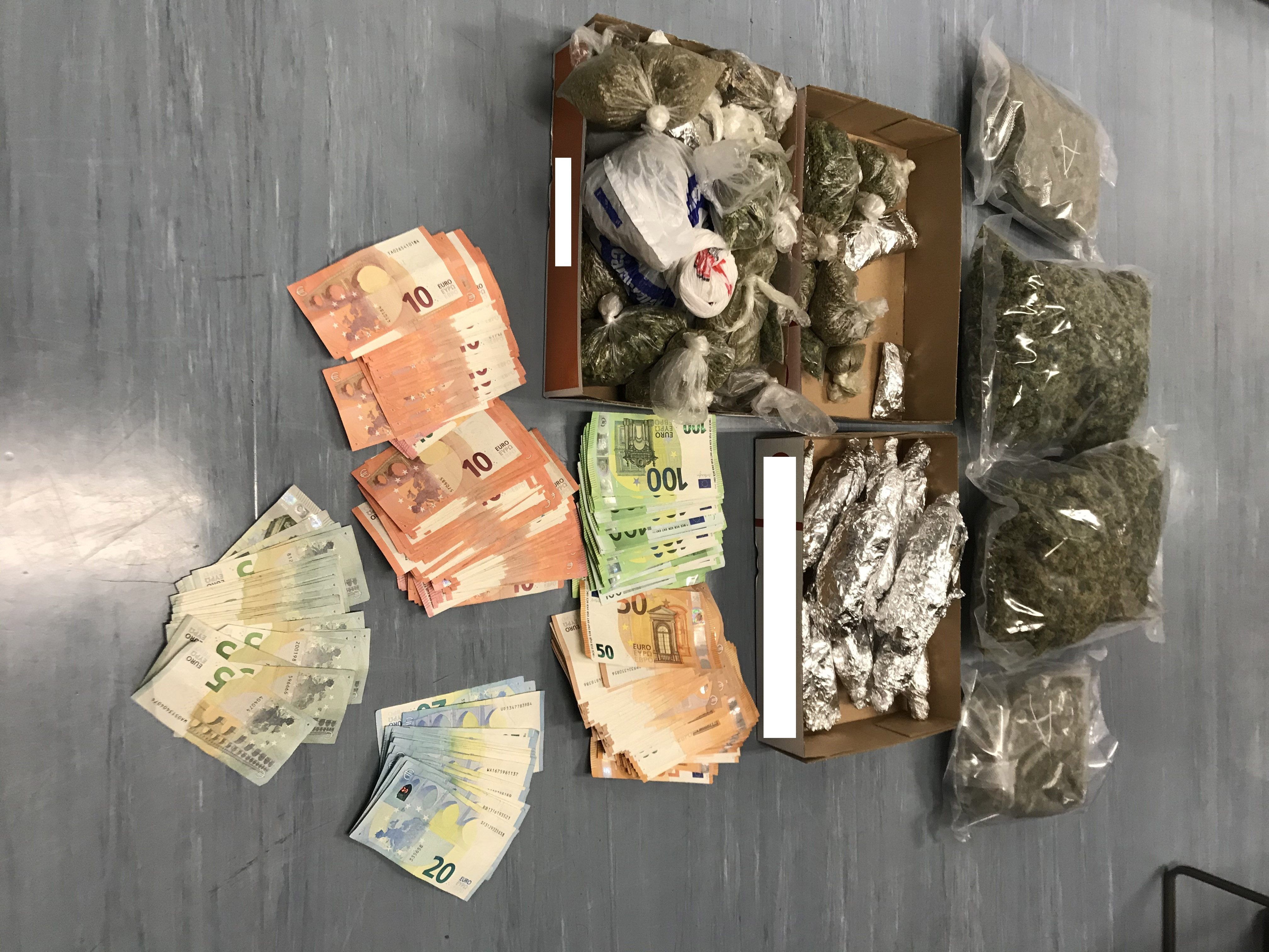 Die Wiener Polizei stellte 2,7 Kilogramm Mariahuana in der Wohnung sicher. Die Wiener Polizei stellte 2,7 Kilogramm Mariahuana in der Wohnung sicher.