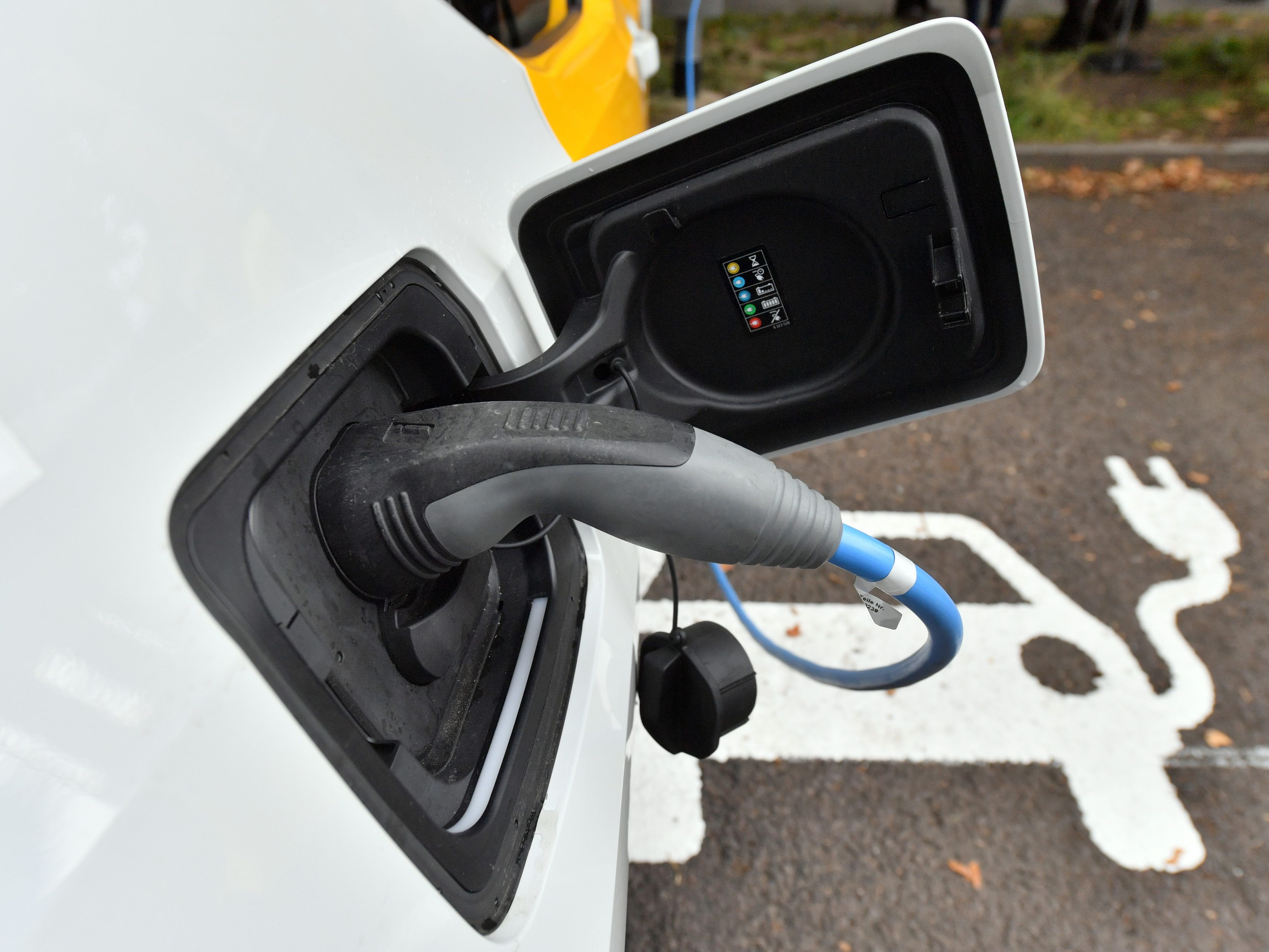 2030 wird voraussichtlich jede zweite Neuzulassung ein E-Auto sein. 2030 wird voraussichtlich jede zweite Neuzulassung ein E-Auto sein.