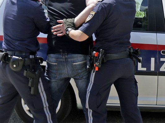 Ein Deutscher kam der um Hilfe schreienden Angestellten im Wiener Juweliergeschäft zu Hilfe.