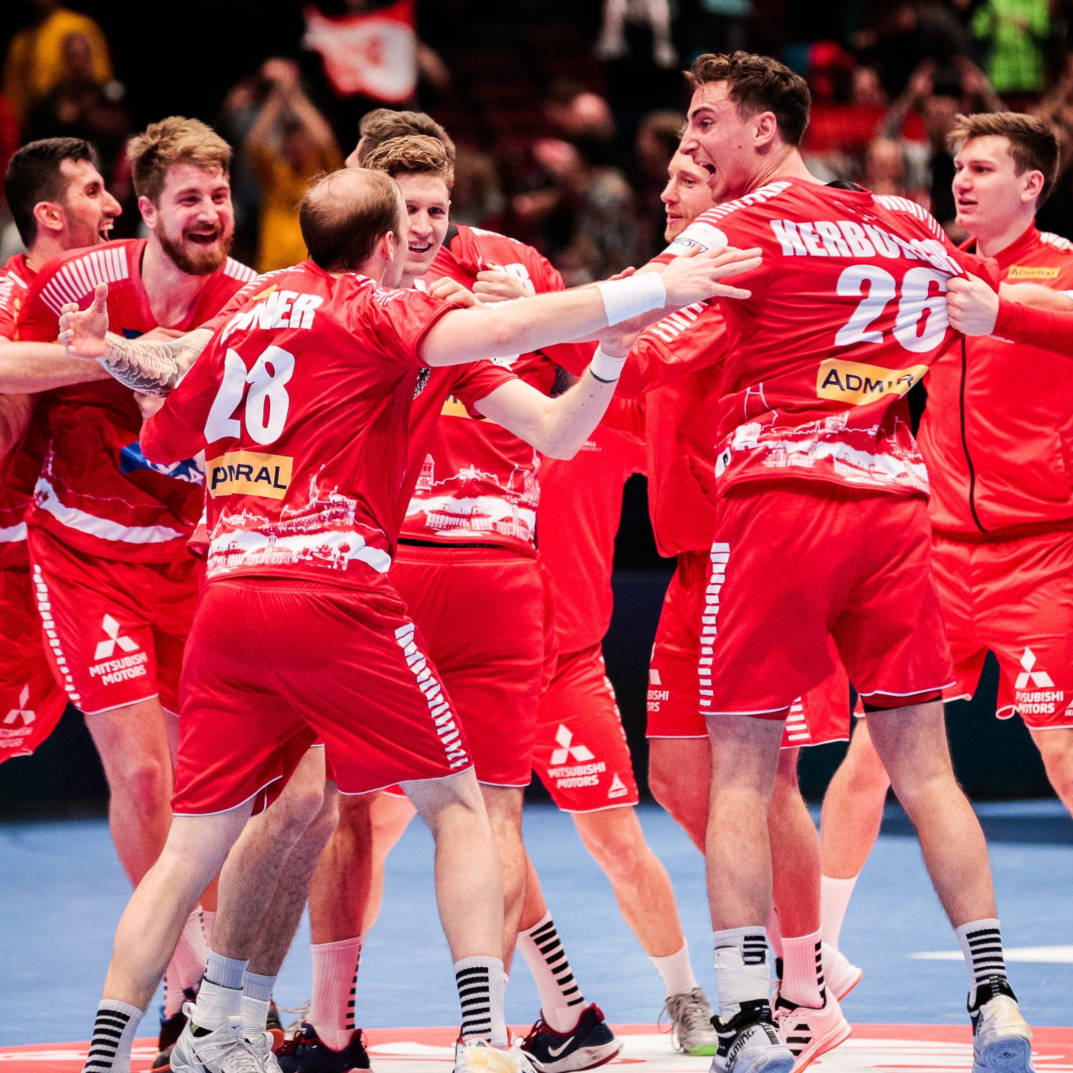 Großer Jubel bei Österreichs Handballern nach dem zweiten Sieg bei der Heim-EM.