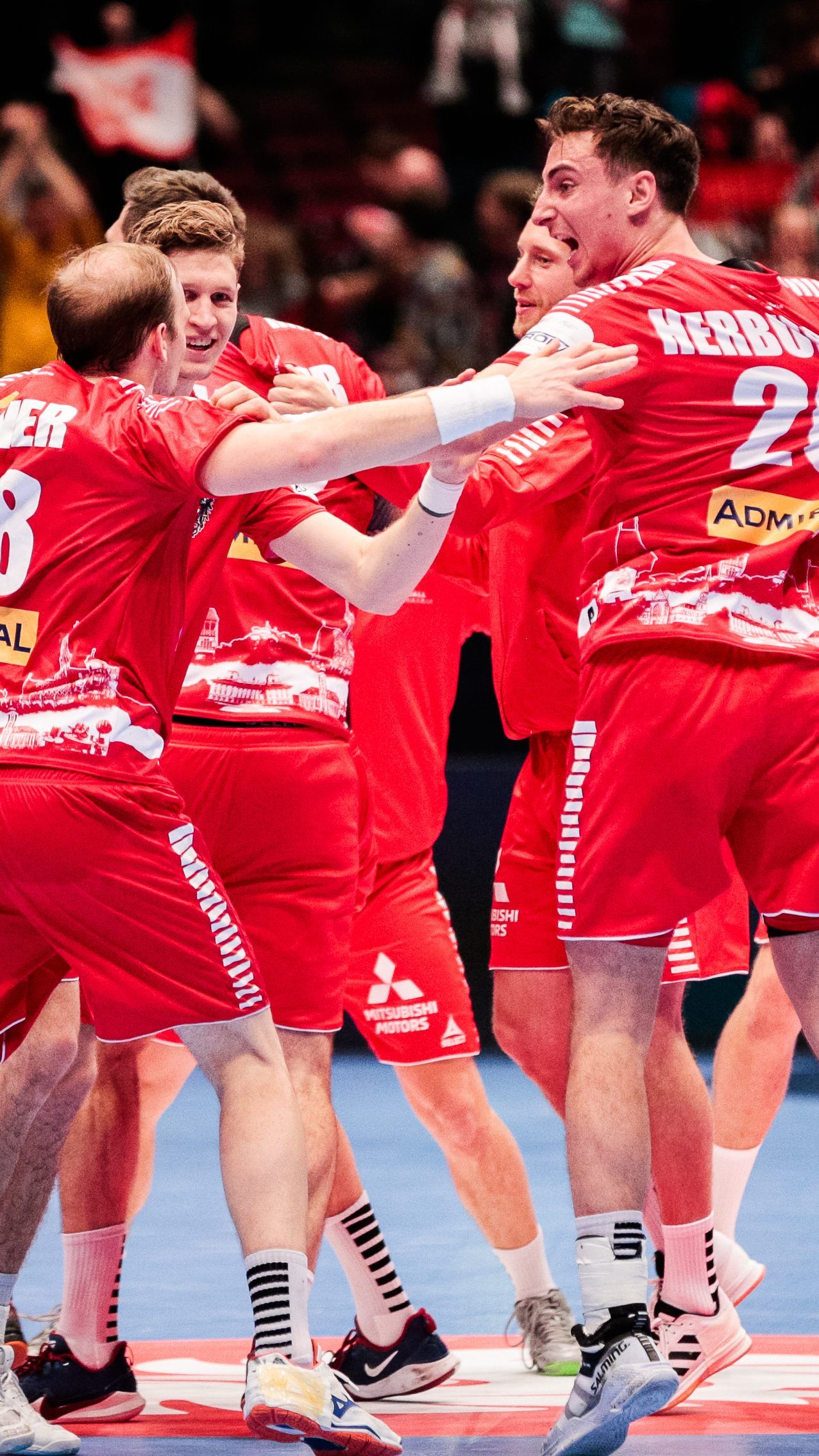 Großer Jubel bei Österreichs Handballern nach dem zweiten Sieg bei der Heim-EM.