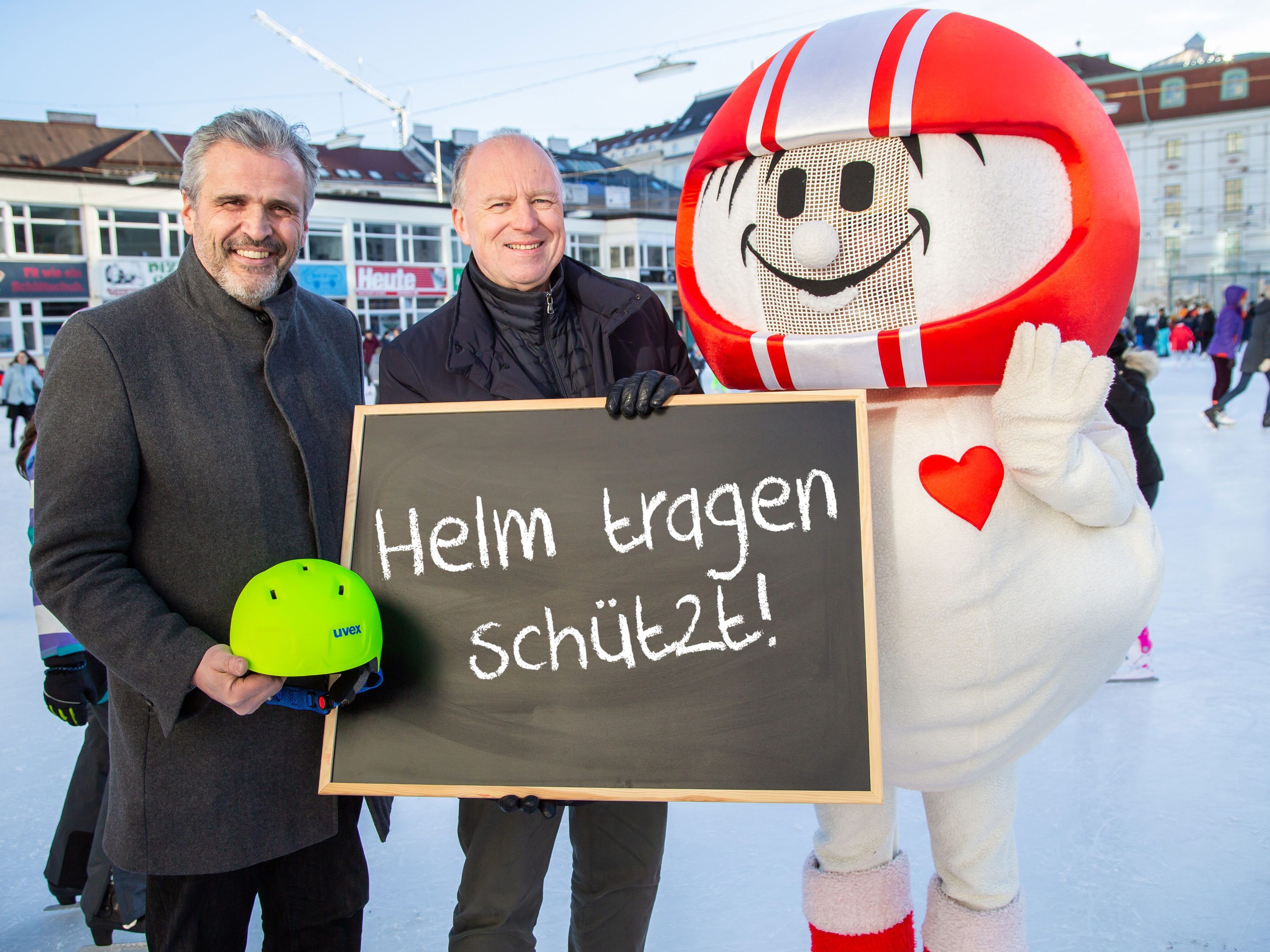 v.l.n.r.: Gerhard Krisch (Generalsekretär Wiener Eislauf-Verein), Dr. Othmar Thann (KFV-Direktor), HELMI v.l.n.r.: Gerhard Krisch (Generalsekretär Wiener Eislauf-Verein), Dr. Othmar Thann (KFV-Direktor), HELMI