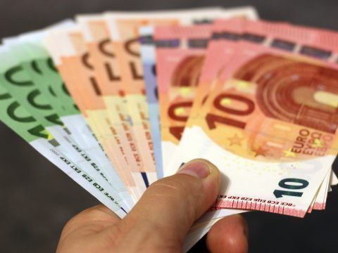 Die ÖVP kritisiert den eingeführten Mindestlohn von 1.700 Euro. Die ÖVP kritisiert den eingeführten Mindestlohn von 1.700 Euro.