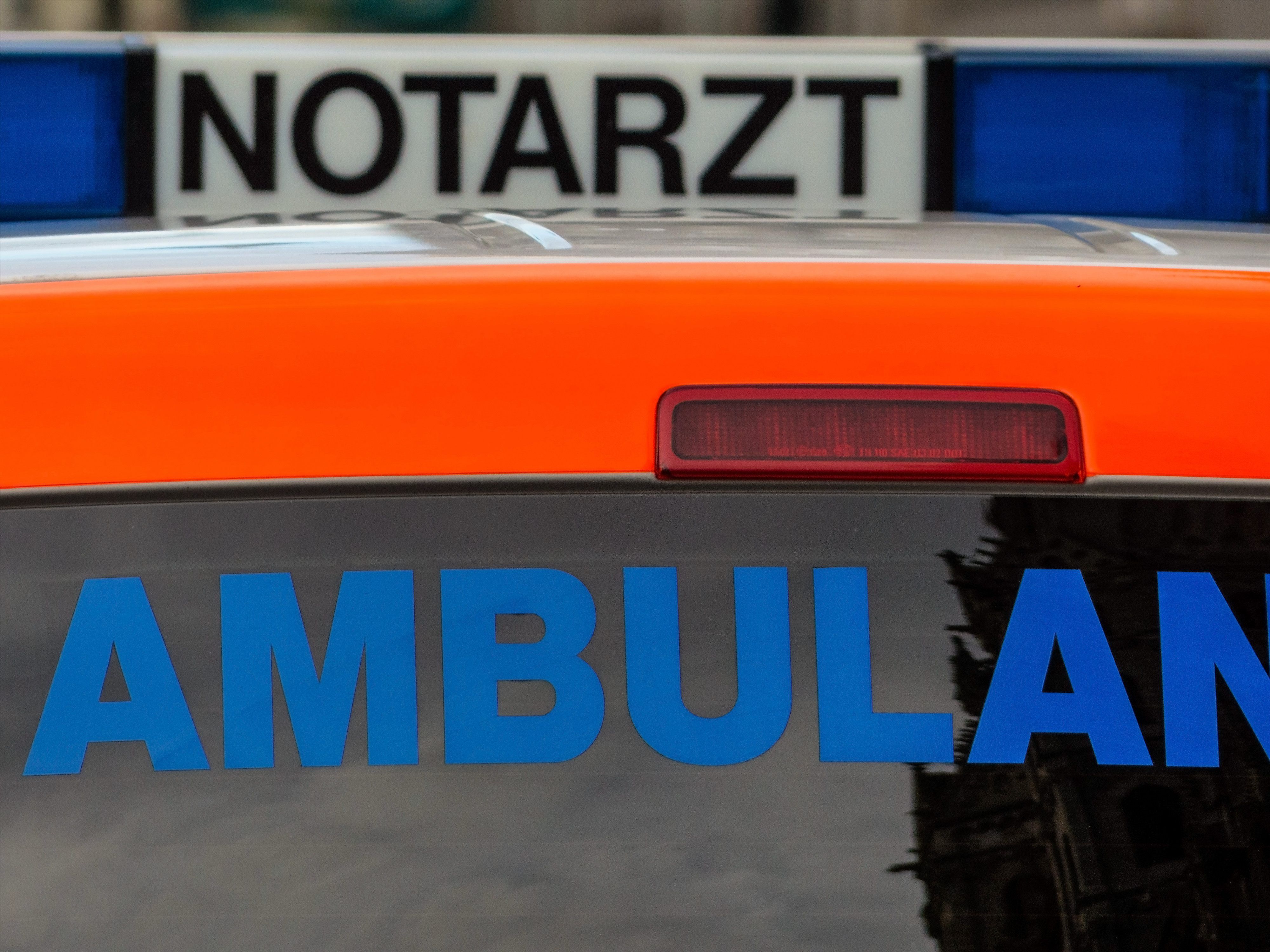 Der Mann wurde schwer verletzt ins Krankenhaus gebracht. Der Mann wurde schwer verletzt ins Krankenhaus gebracht.