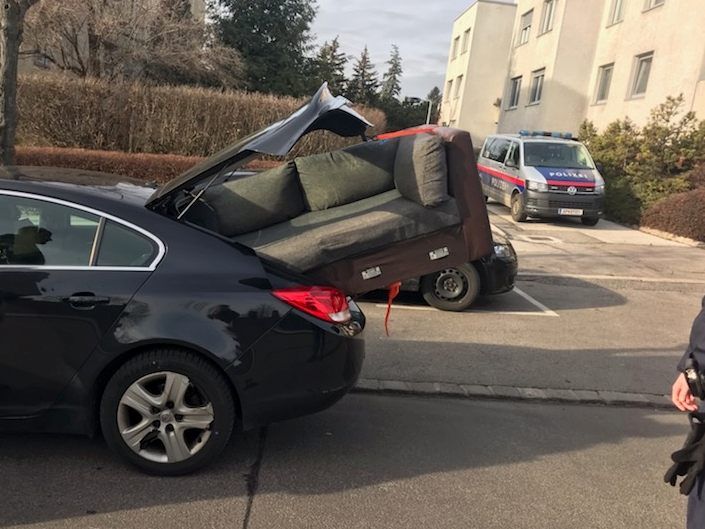 Der Pkw-Fahrer hielt die Ladung offenbar für ausreichend gesichert.