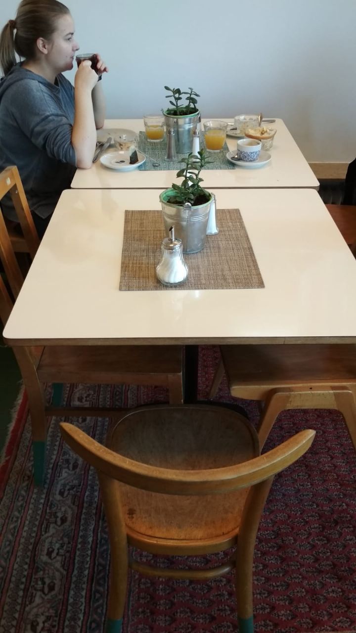 In der Kantine gibt es auch Teppiche. In der Kantine gibt es auch Teppiche.