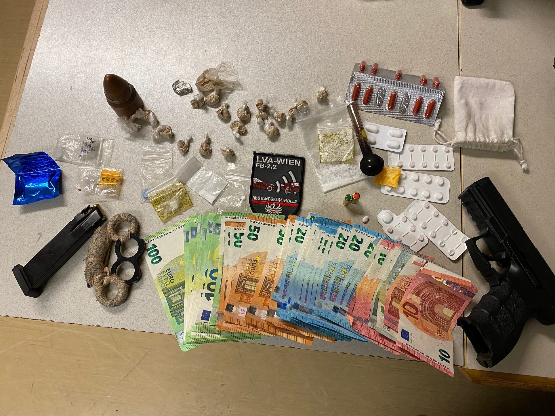 Bei der Kontrolle stellte die Wiener Polizei diverse Drogen, Waffen und 2.200 Euro sicher. Bei der Kontrolle stellte die Wiener Polizei diverse Drogen, Waffen und 2.200 Euro sicher.