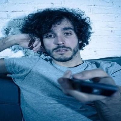 Vor dem Fernseher einzuschlafen sollte nicht zur Gewohnheit werden.