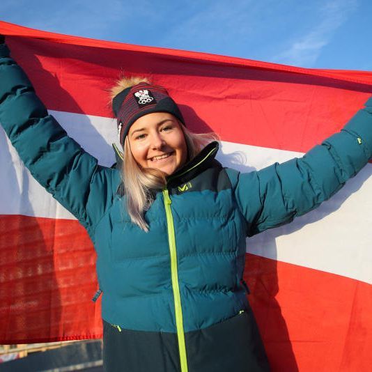 Amanda Salzgeber trug die Fahne bei der Eröffnungsfeier und wurde im Super G Vierte