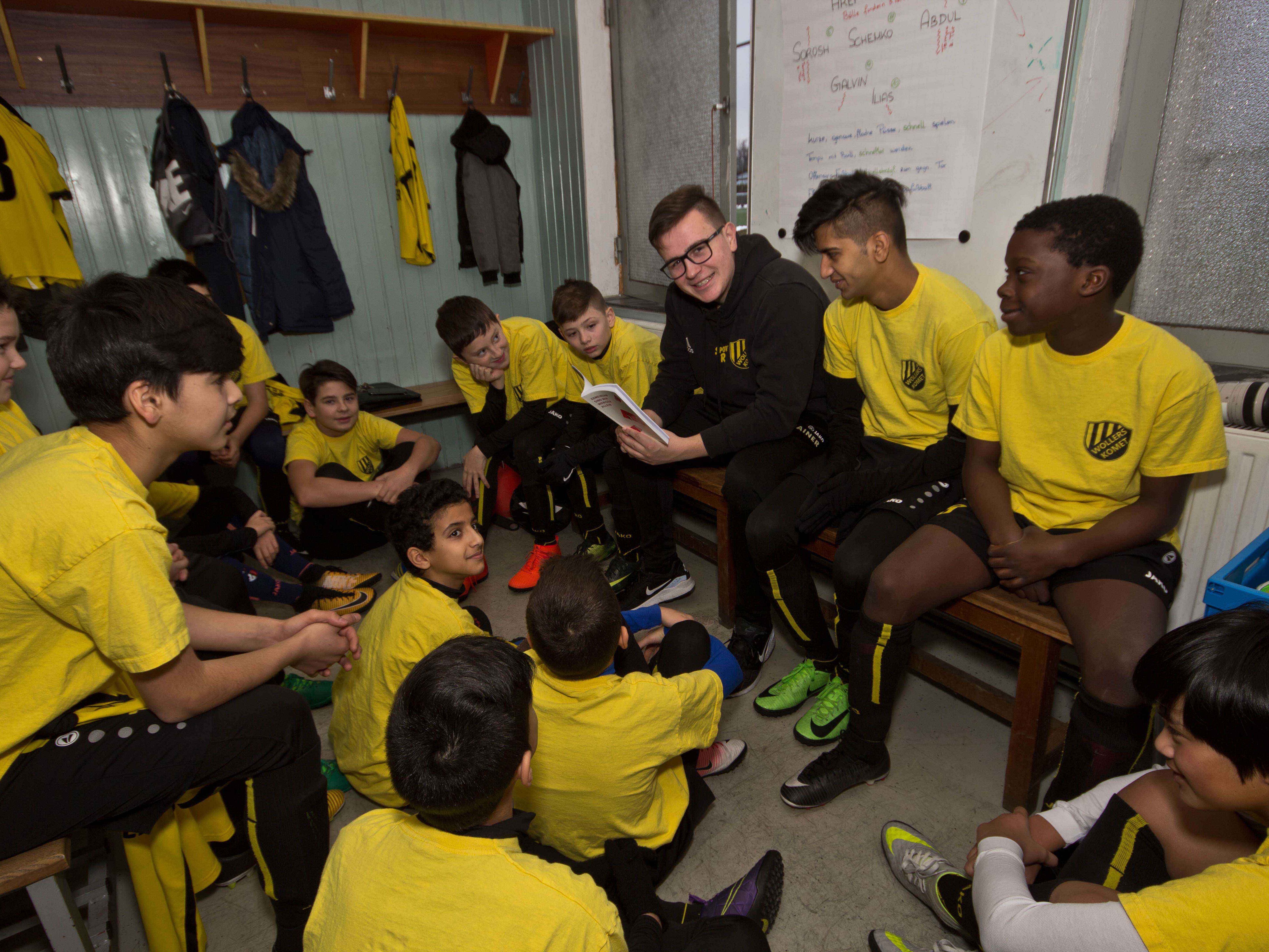 Beim Vorlesen in der Kabine der SC Wollers Komet U13