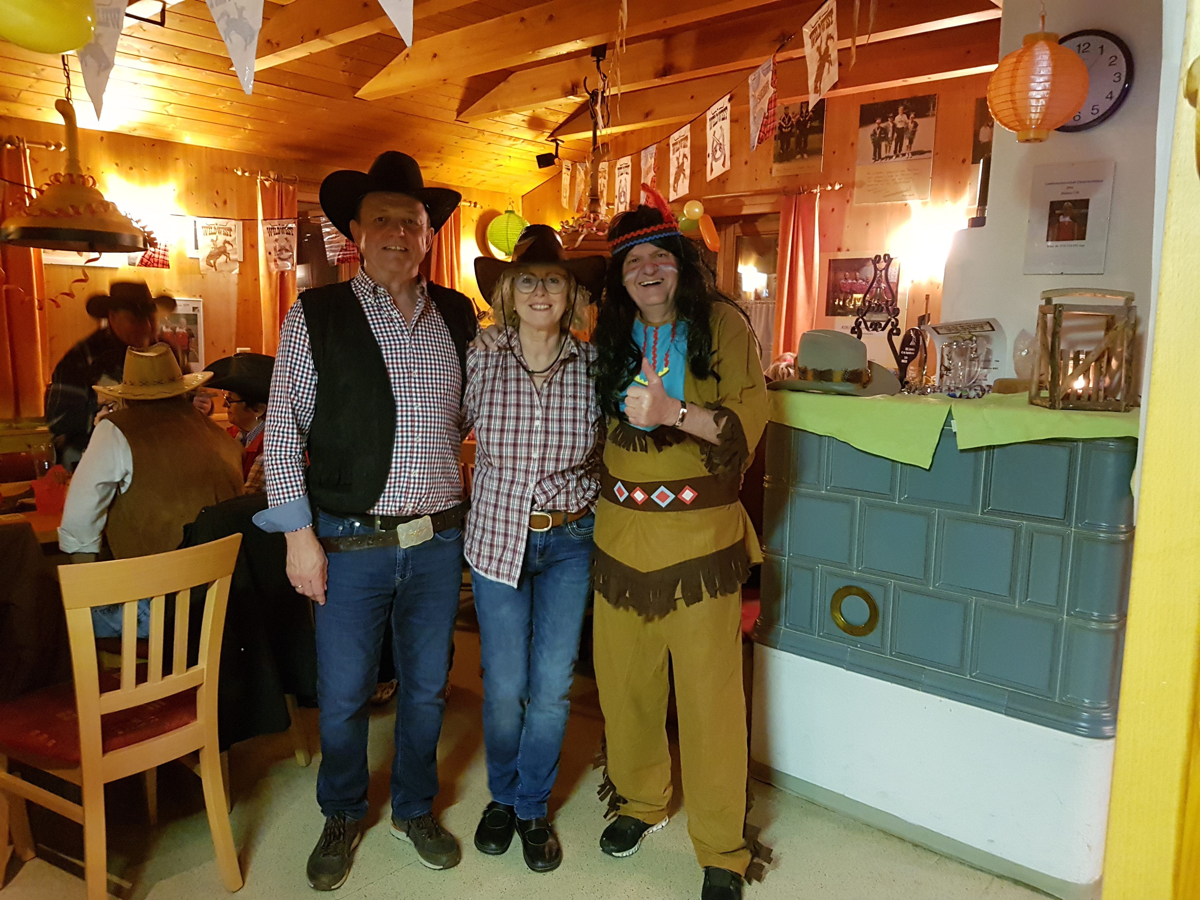 (Das Gastgeberpaar Josef und Margit Gruber mit Häuptling kleine Feder alias Stefan Baratto)