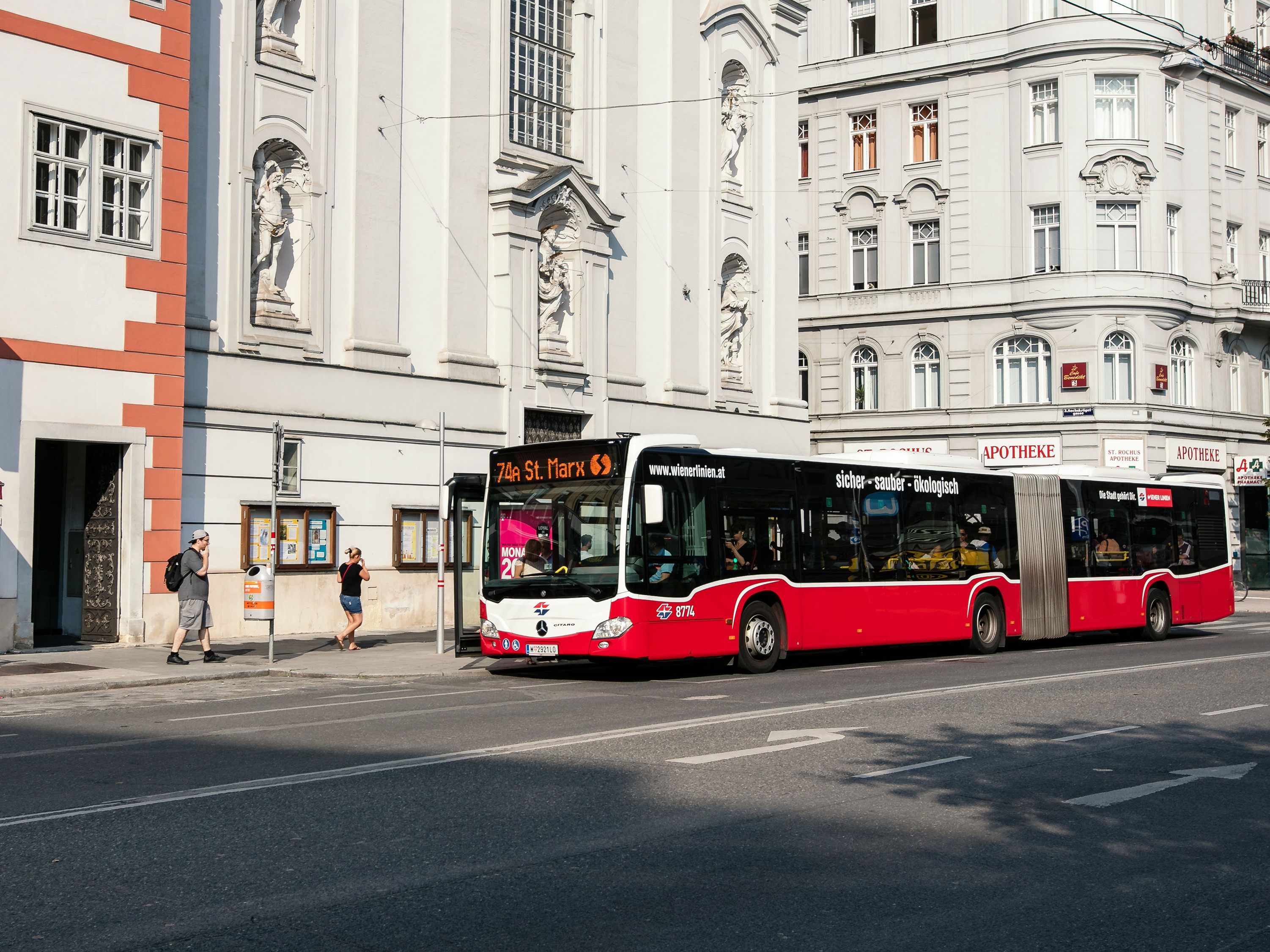 Noch fährt die Bus-Linie 74A auf der Landstraßer Hauptstraße - wird dieser durch eine Straßenbahn ersetzt? Noch fährt die Bus-Linie 74A auf der Landstraßer Hauptstraße - wird dieser durch eine Straßenbahn ersetzt?