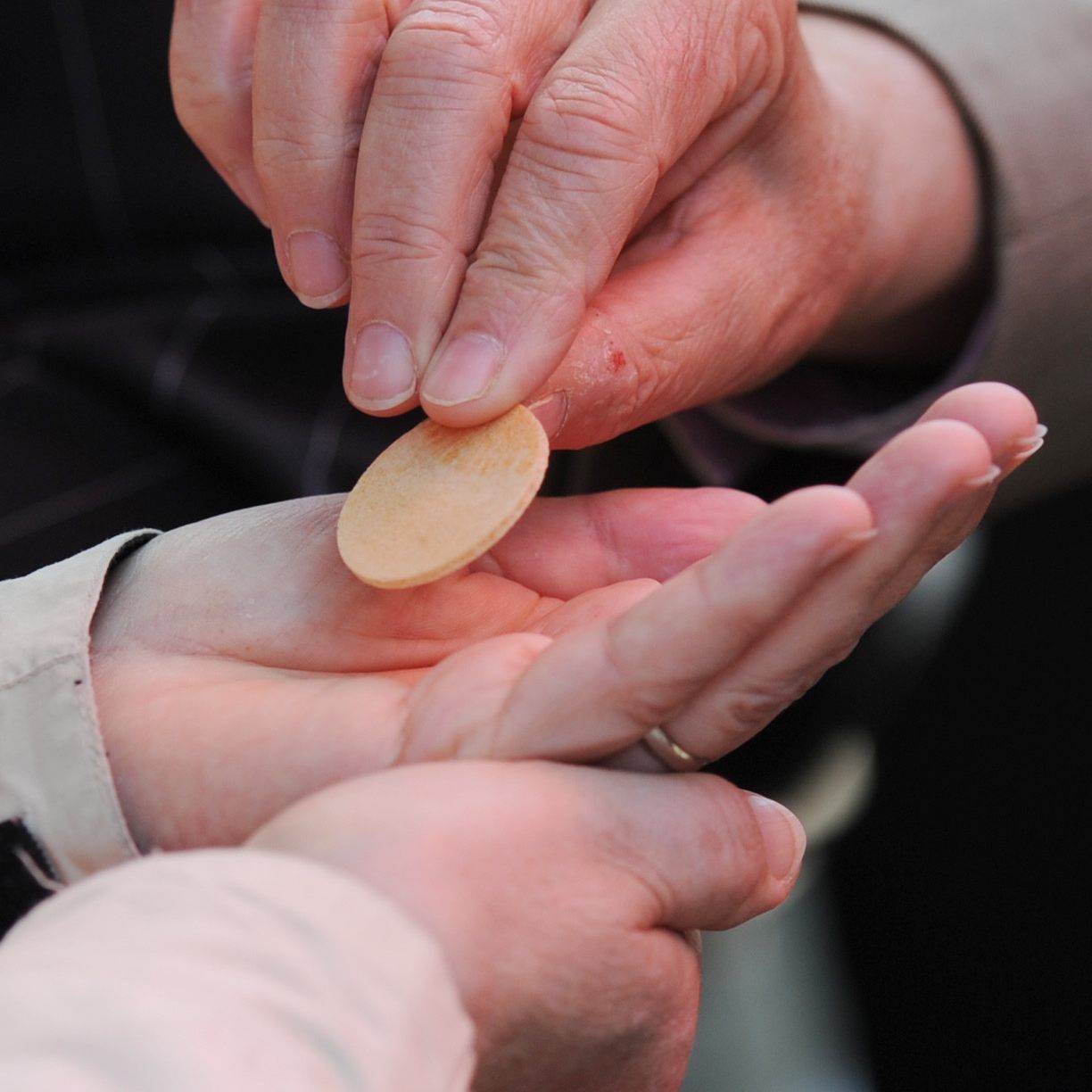 Die katholische Kirche wird aufgrund des Coronavirus nur mehr die Handkommunion durchführen.