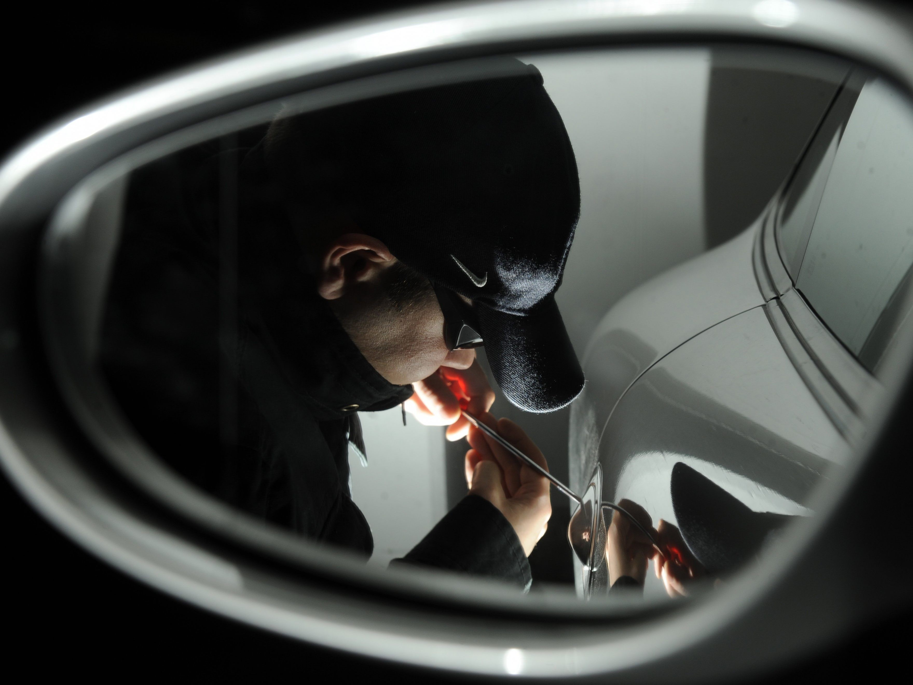 Die Männer durchsuchten das Auto nach Diebesgut. Die Männer durchsuchten das Auto nach Diebesgut.