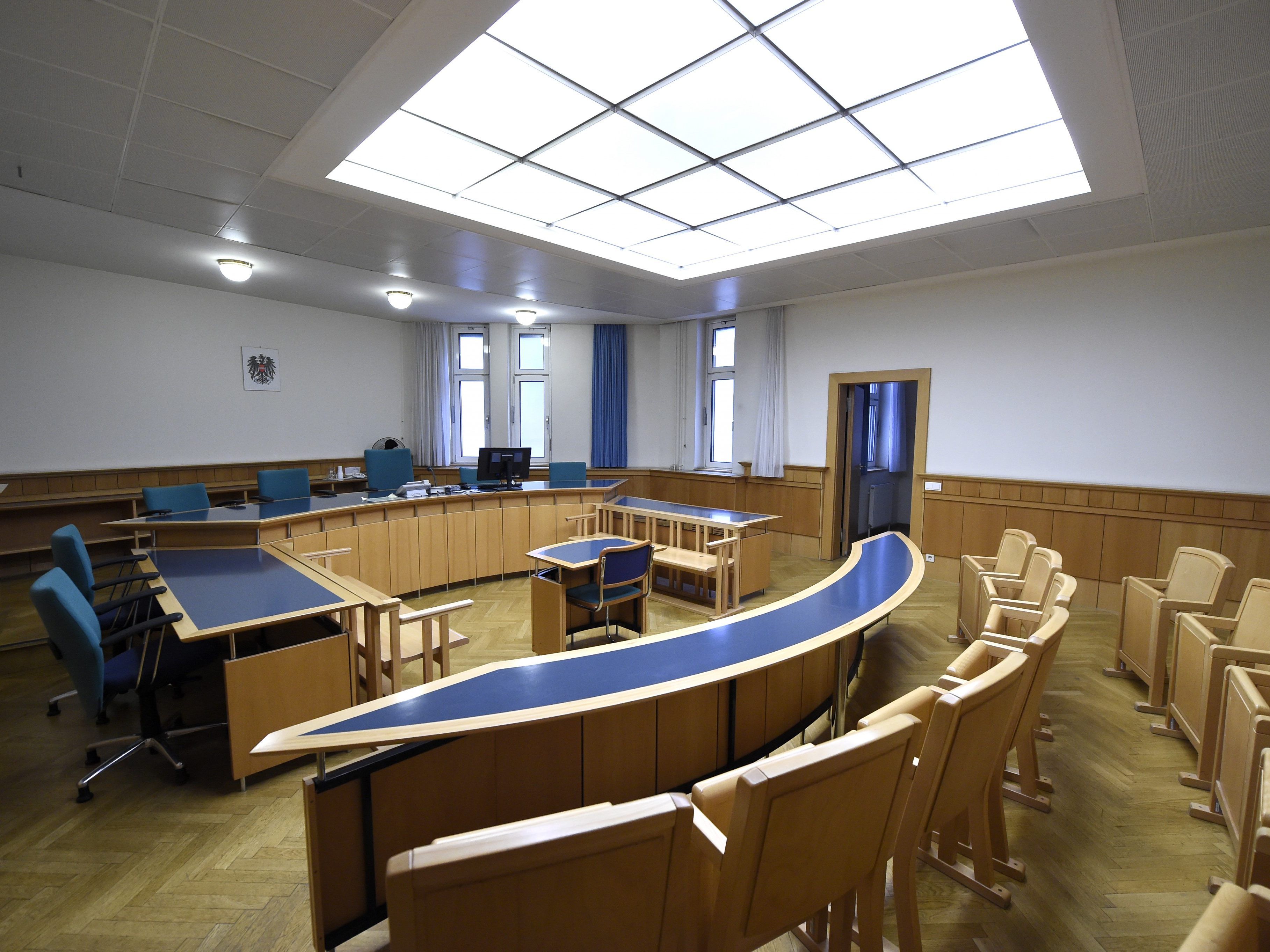 Die Öffentlichkeit wird erst wieder zur Urteilsverkündung zugelassen. Die Öffentlichkeit wird erst wieder zur Urteilsverkündung zugelassen.