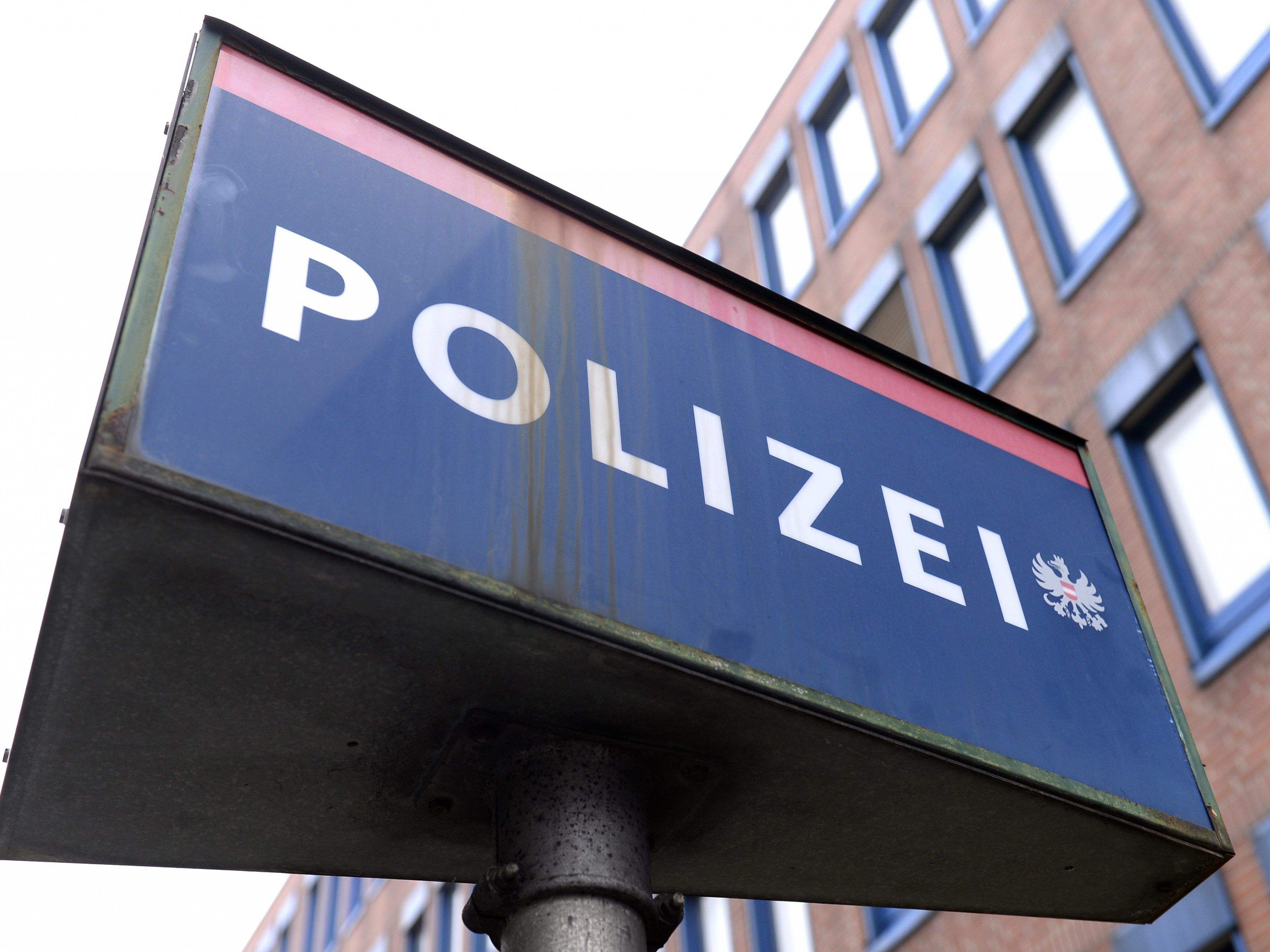 Die Frau attackierte bei ihrer Festnahme die Polizisten.