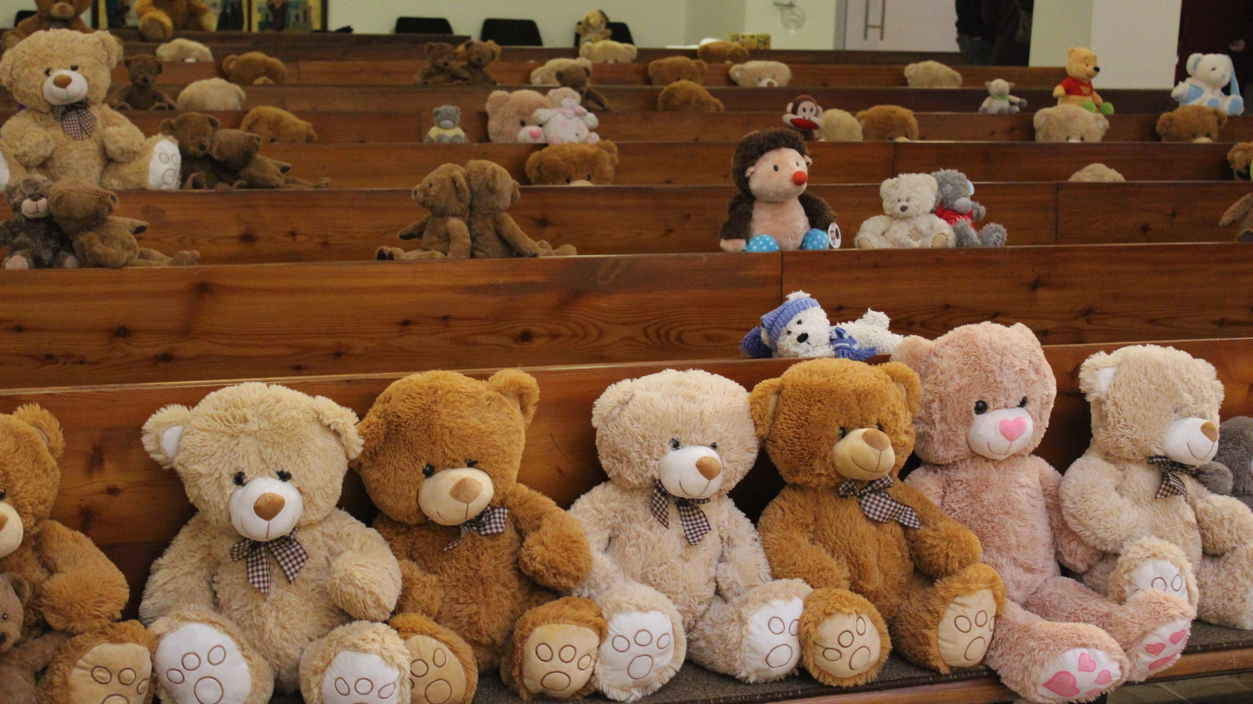 Die Teddys werden an bedürftige Kinder gespendet.