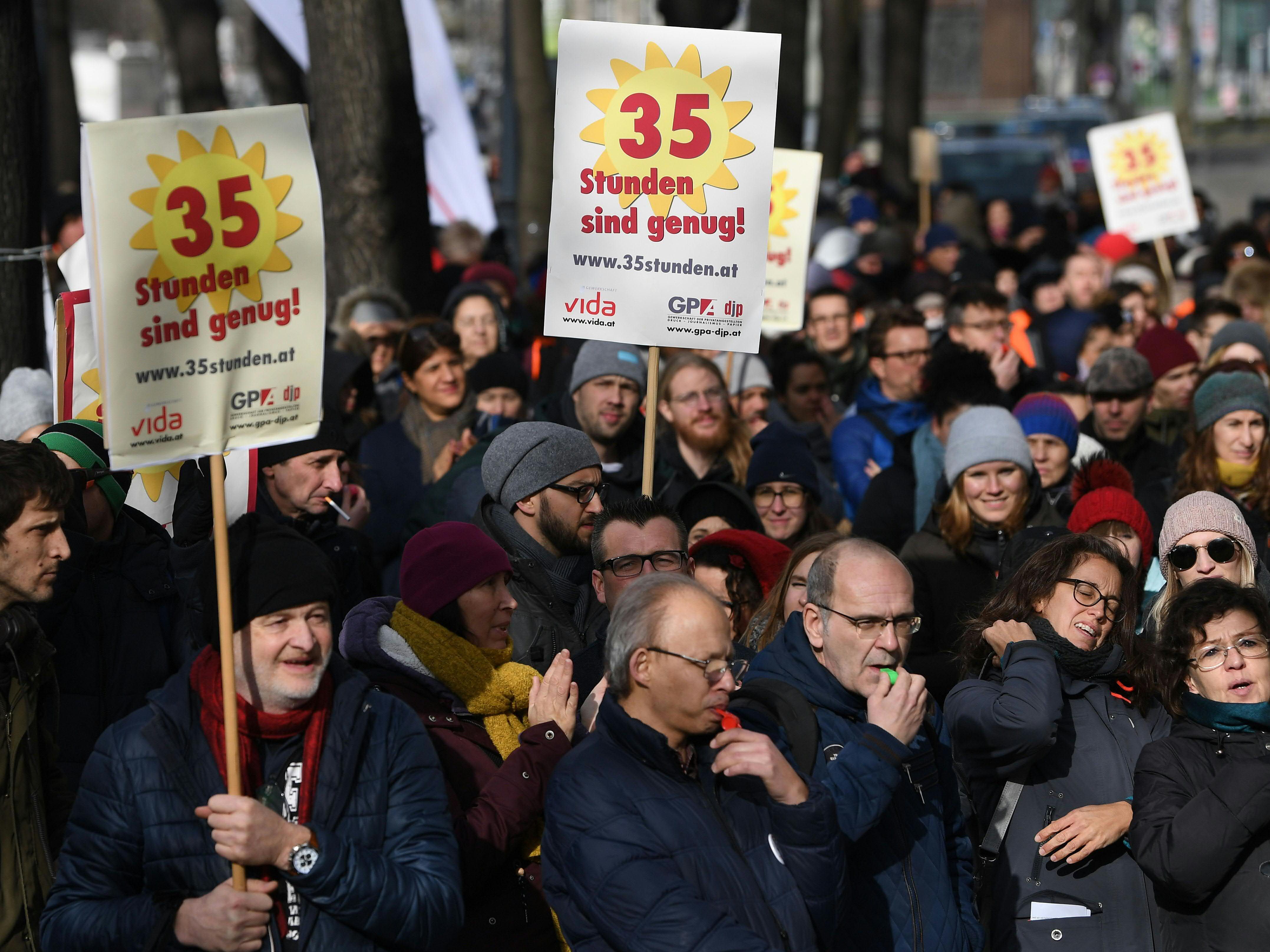 Die Einführung einer 35-Stunden-Woche wird gefordert. Die Einführung einer 35-Stunden-Woche wird gefordert.