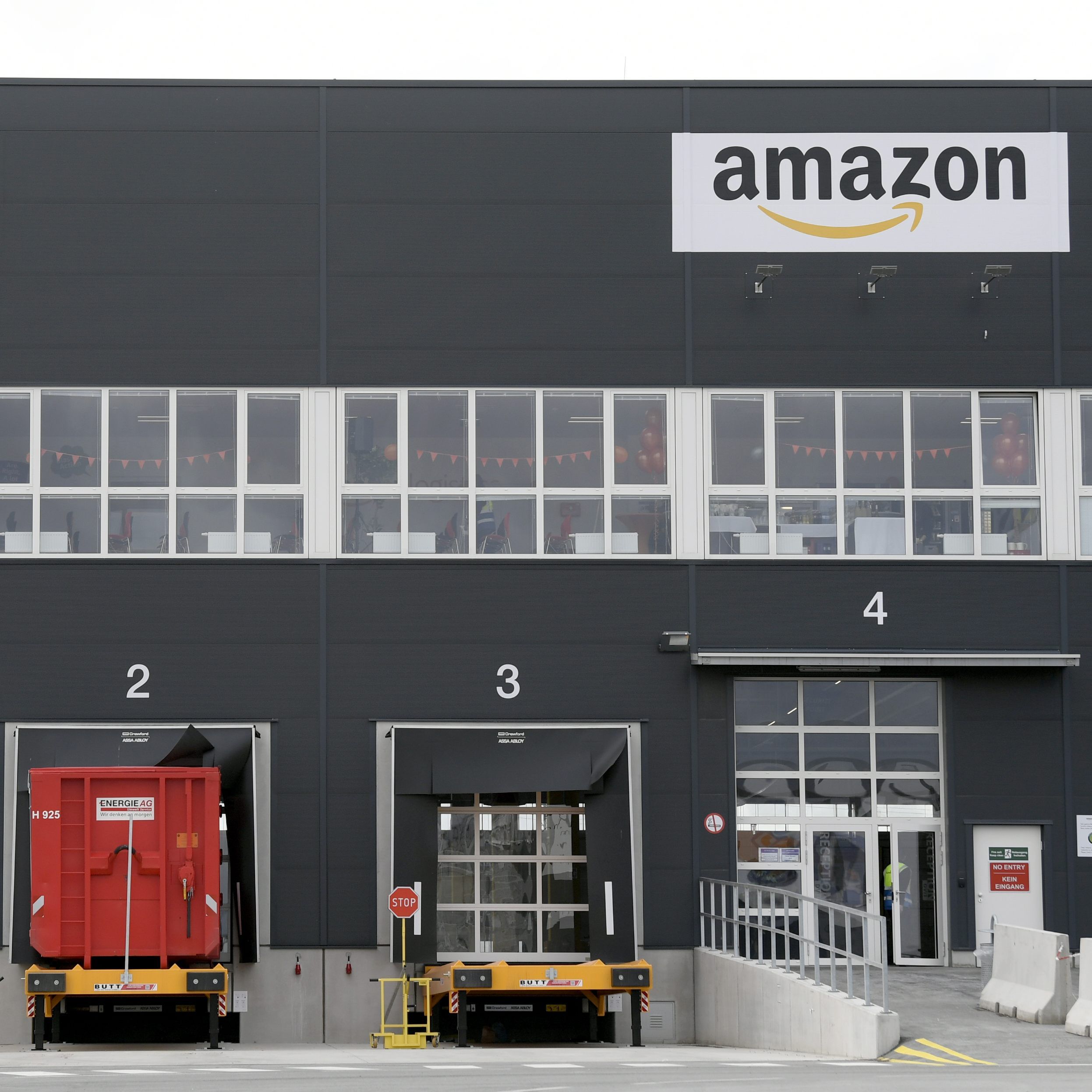 Nach der Razzia im Amazon-Lager bei Wien hagelt es Kritik am Online-Riesen.