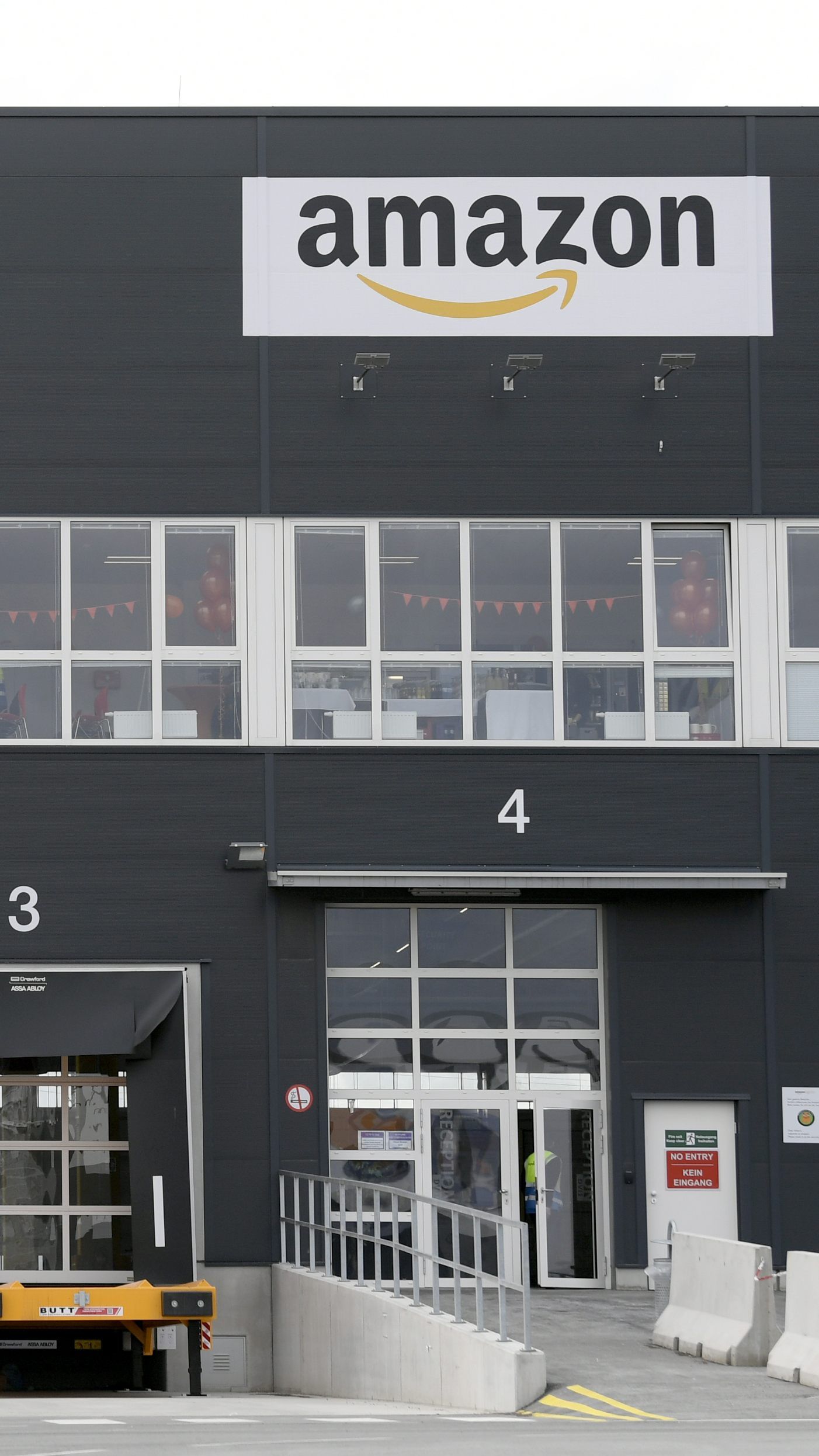 Nach der Razzia im Amazon-Lager bei Wien hagelt es Kritik am Online-Riesen.