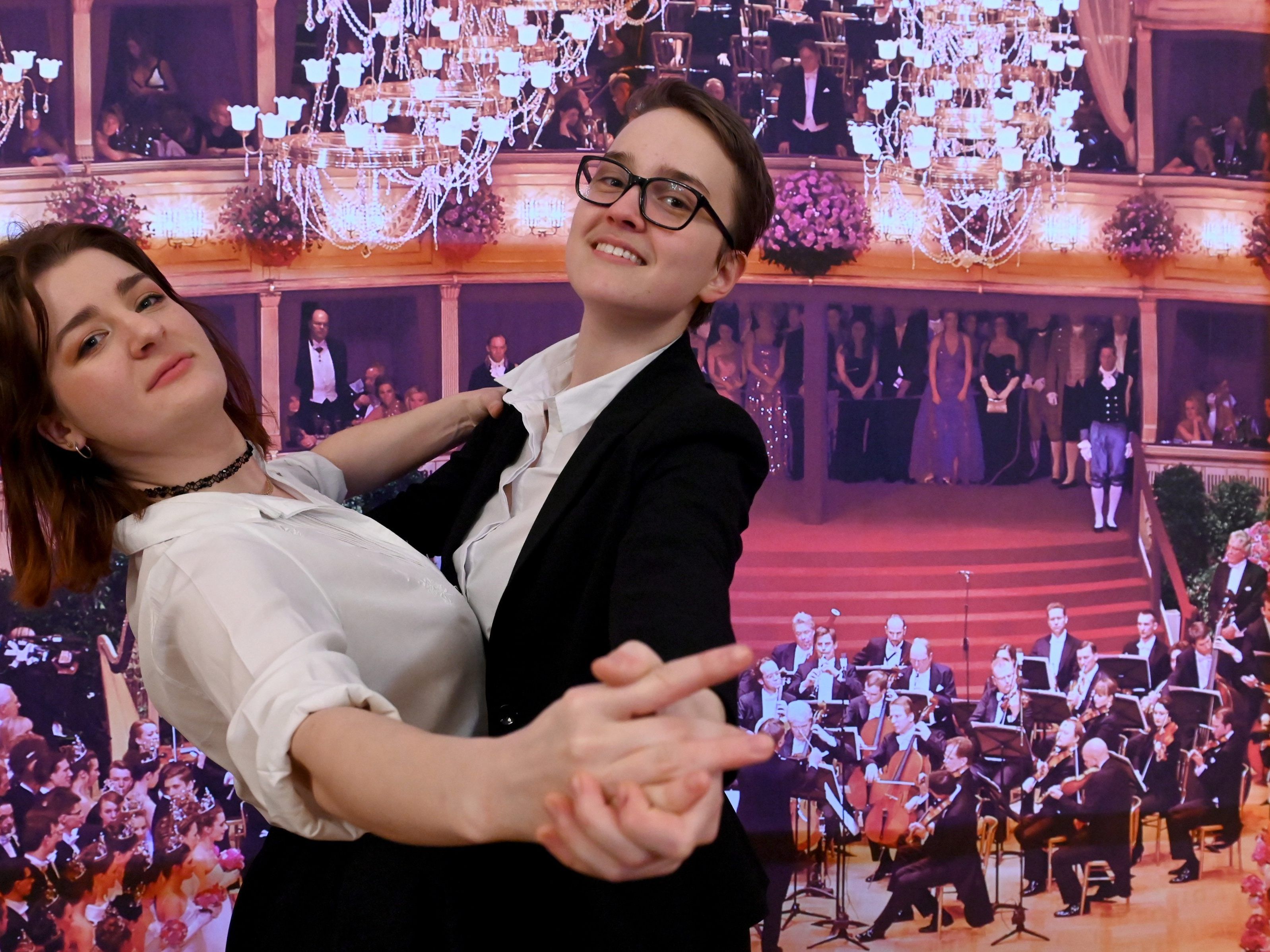 Unter den Debütanten für den Wiener Opernball ist erstmals 2020 auch ein gleichgeschlechtliches Paar. Unter den Debütanten für den Wiener Opernball ist erstmals 2020 auch ein gleichgeschlechtliches Paar.