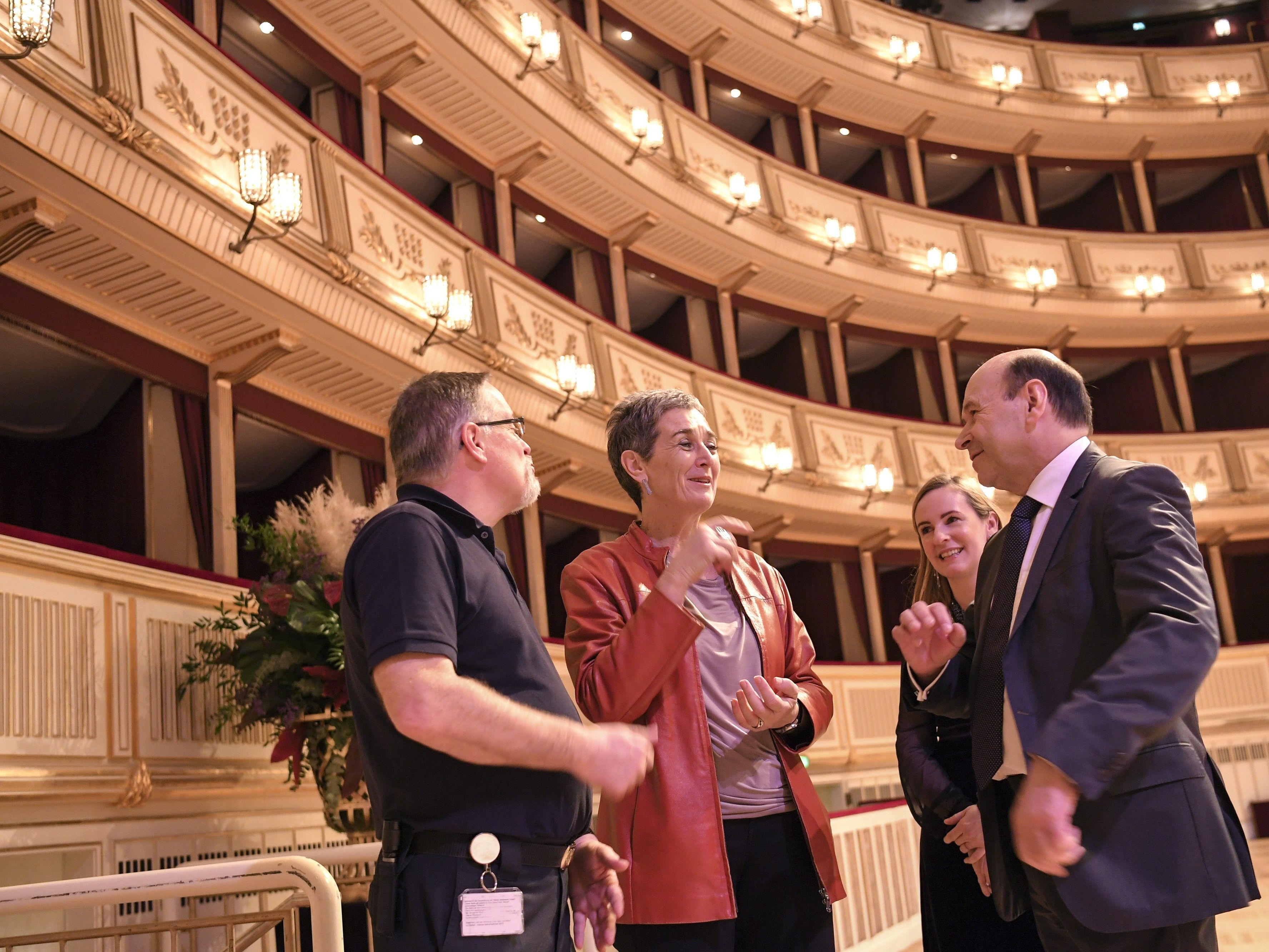 Kunst- und Kulturstaatssekretärin Ulrike Lunacek (Grüne) besuchte Arbeiter in der Oper.