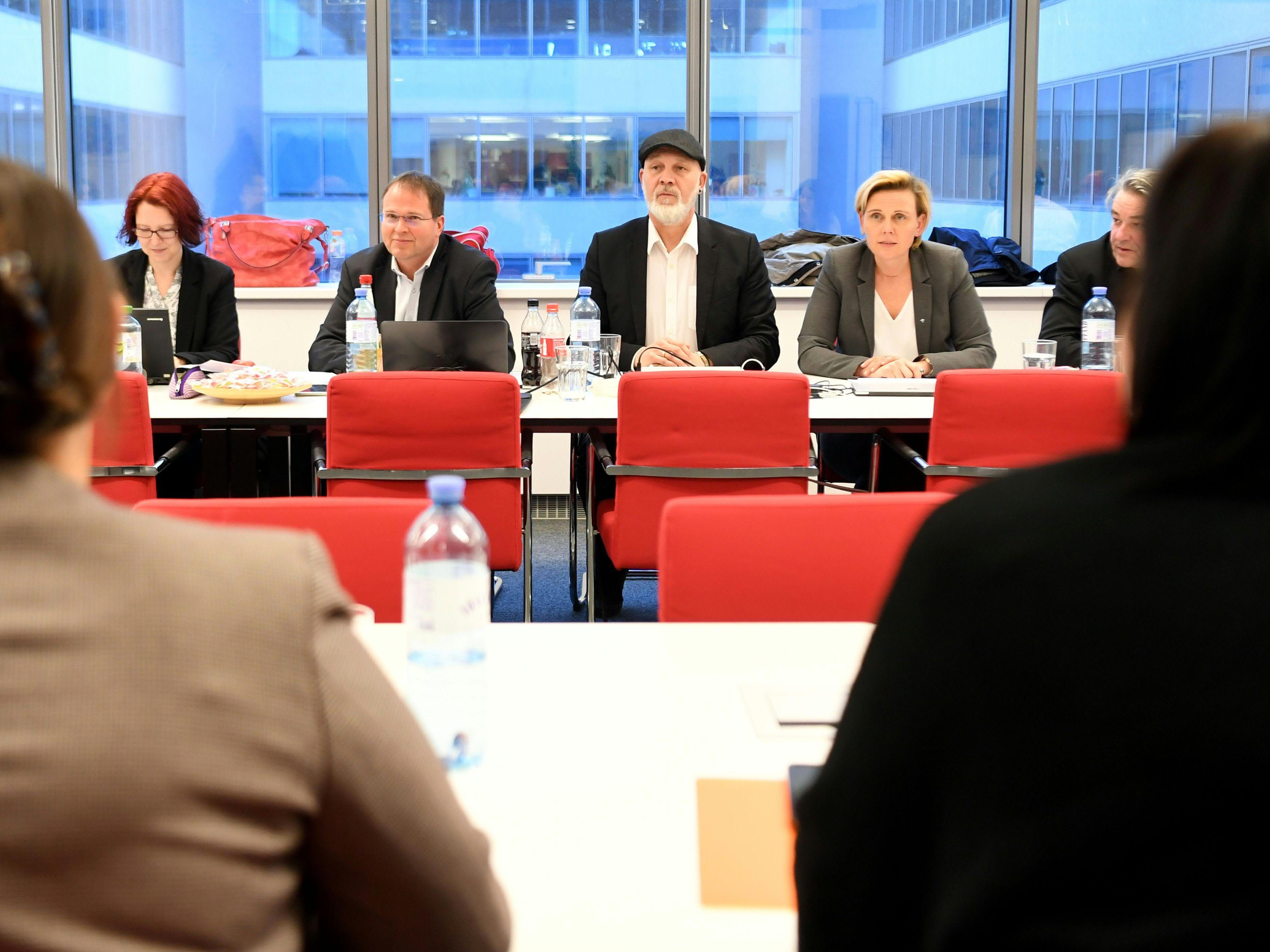 Auch in der 5. Verhandlungsrunde konnte keine Einigung erzielt werden. Auch in der 5. Verhandlungsrunde konnte keine Einigung erzielt werden.