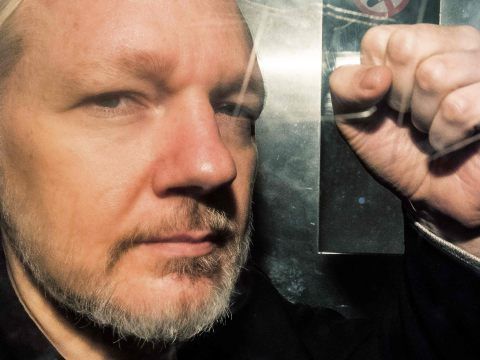 Die Mahnwache für Julian Assange fand vor der Karlskirche in Wien statt. Die Mahnwache für Julian Assange fand vor der Karlskirche in Wien statt.