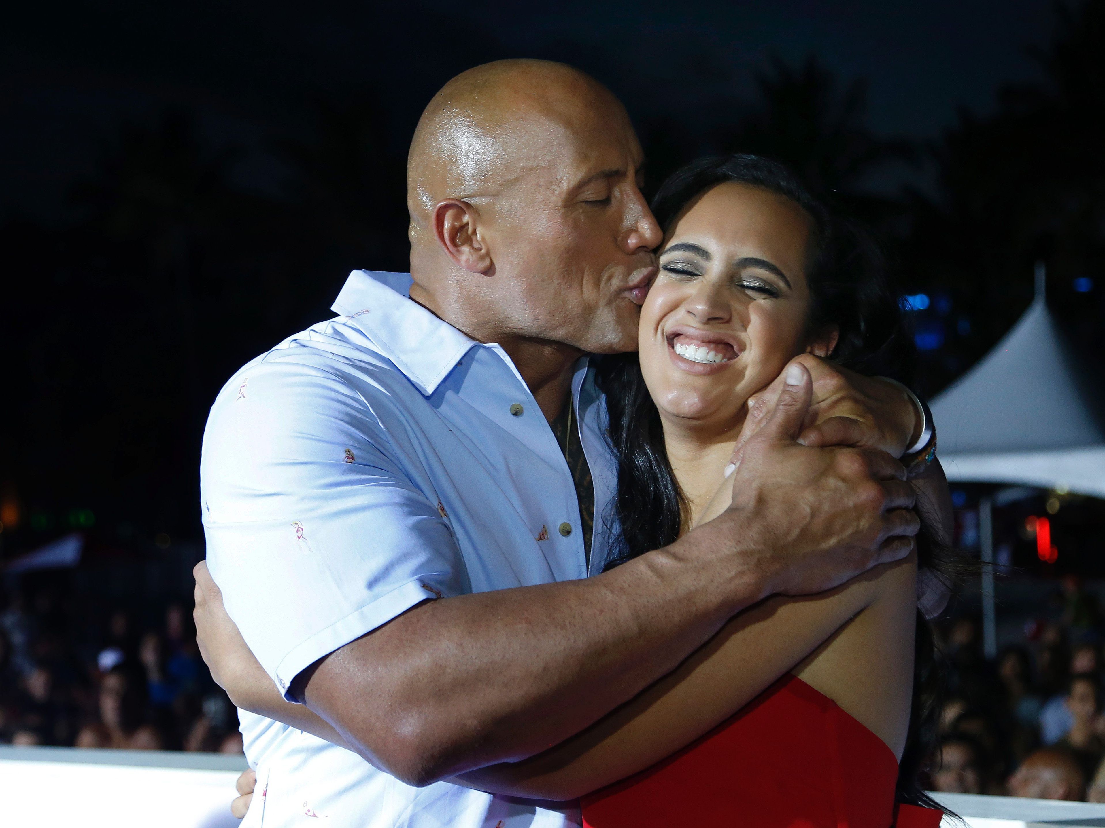 "The Rock" mit Tochter Simone bei der Premiere von "Baywatch". "The Rock" mit Tochter Simone bei der Premiere von "Baywatch".