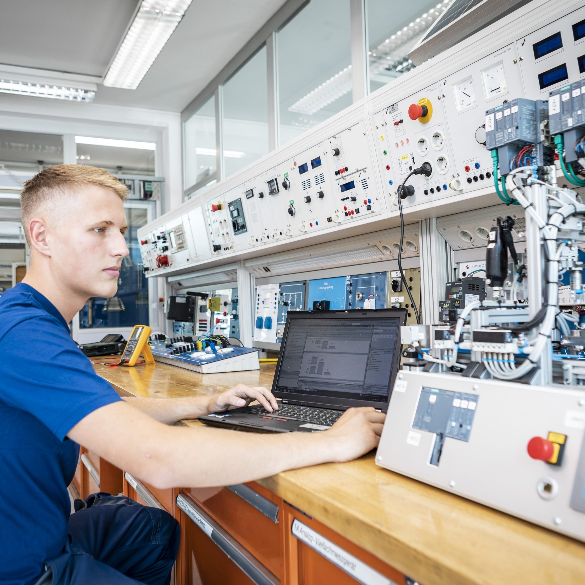 Mechatroniker bewegen sich zwischen den Welten der Elektrotechnik und der Mechanik.