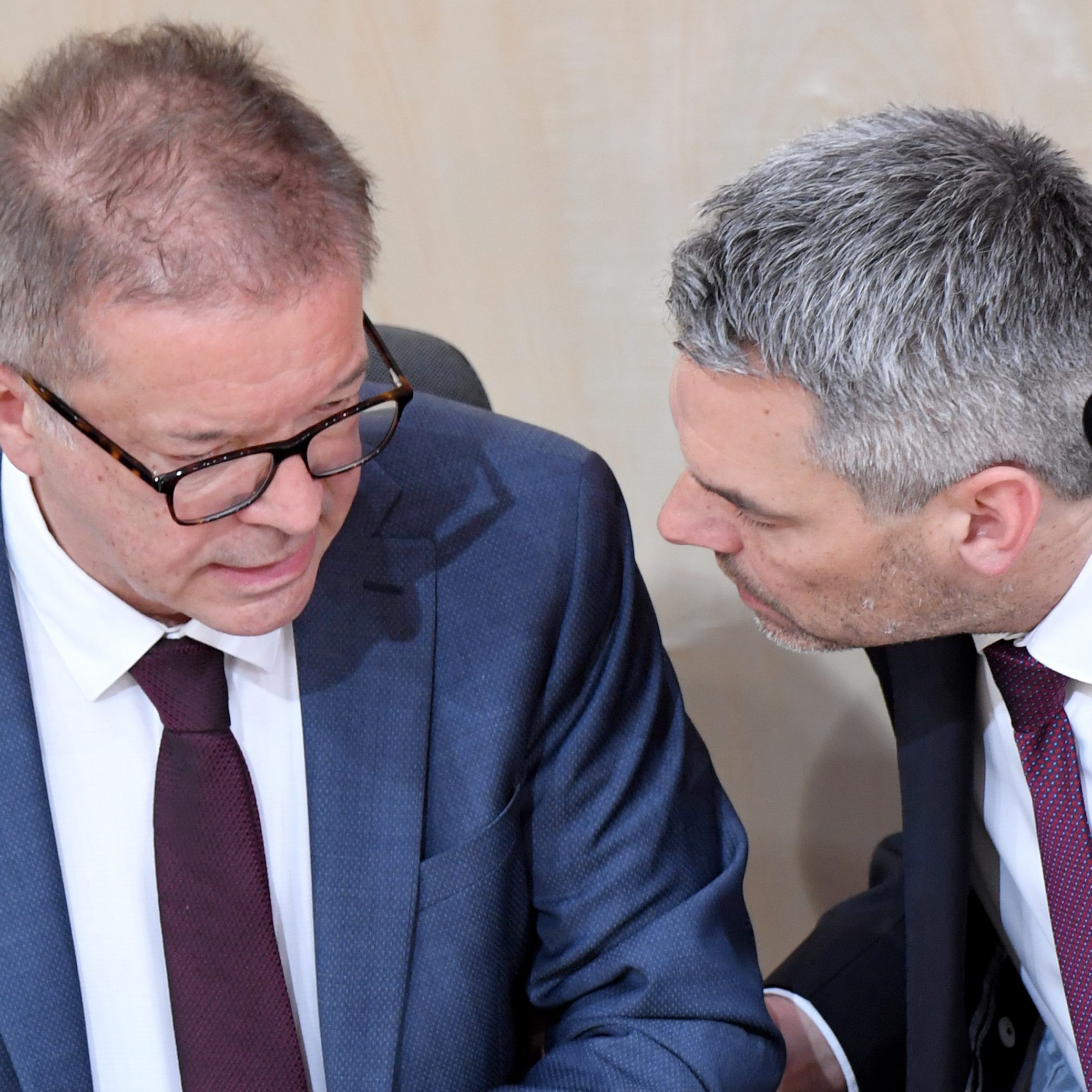 Gesundheitsminister Rudolf Anschober (G) und Innenminister Karl Nehammer (ÖVP) im Rahmen einer Sitzung des Nationalrates am Donnerstag.
