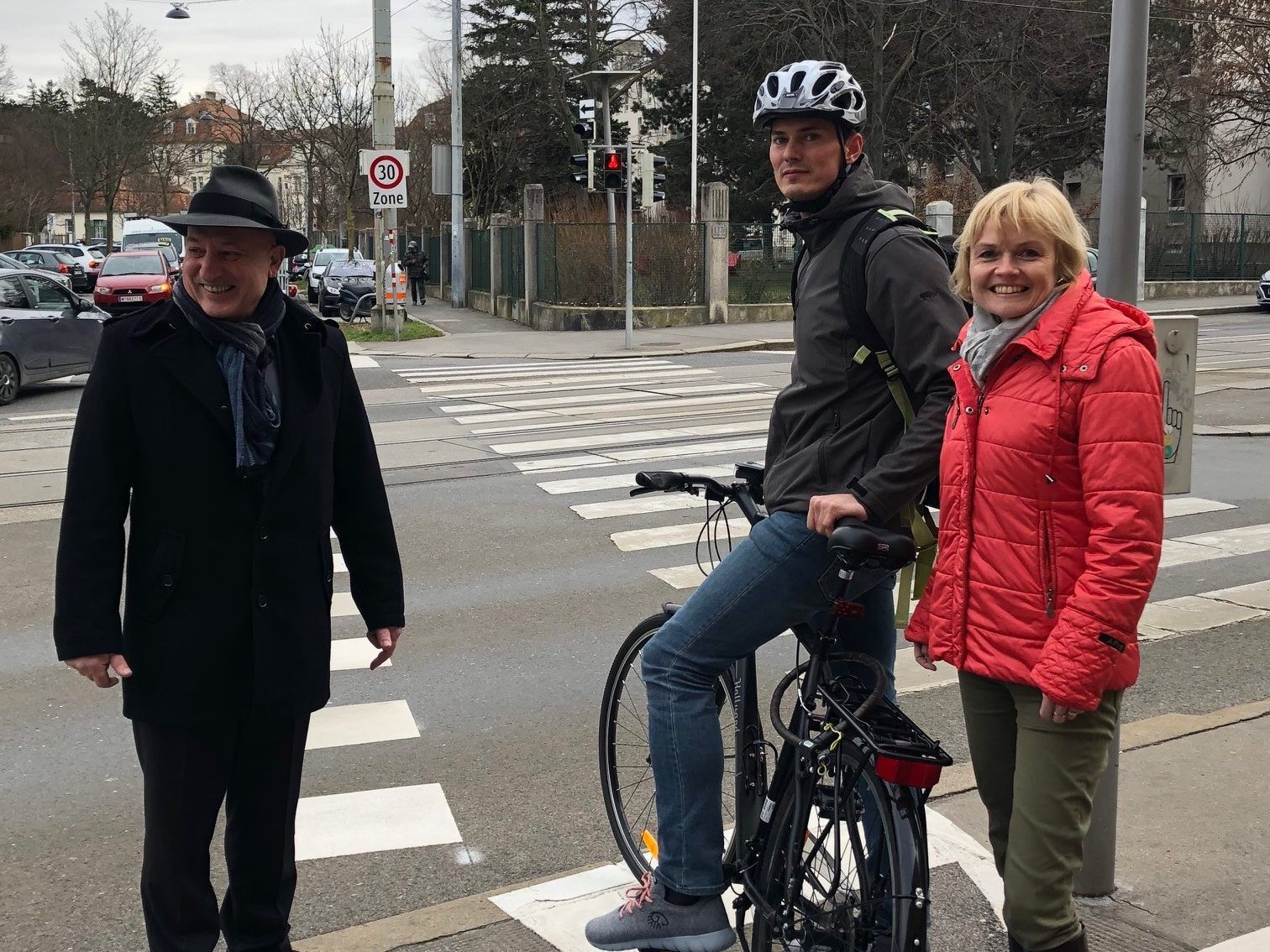 Die neue Radüberfahrt verläuft parallel zum Schutzweg. Die neue Radüberfahrt verläuft parallel zum Schutzweg.