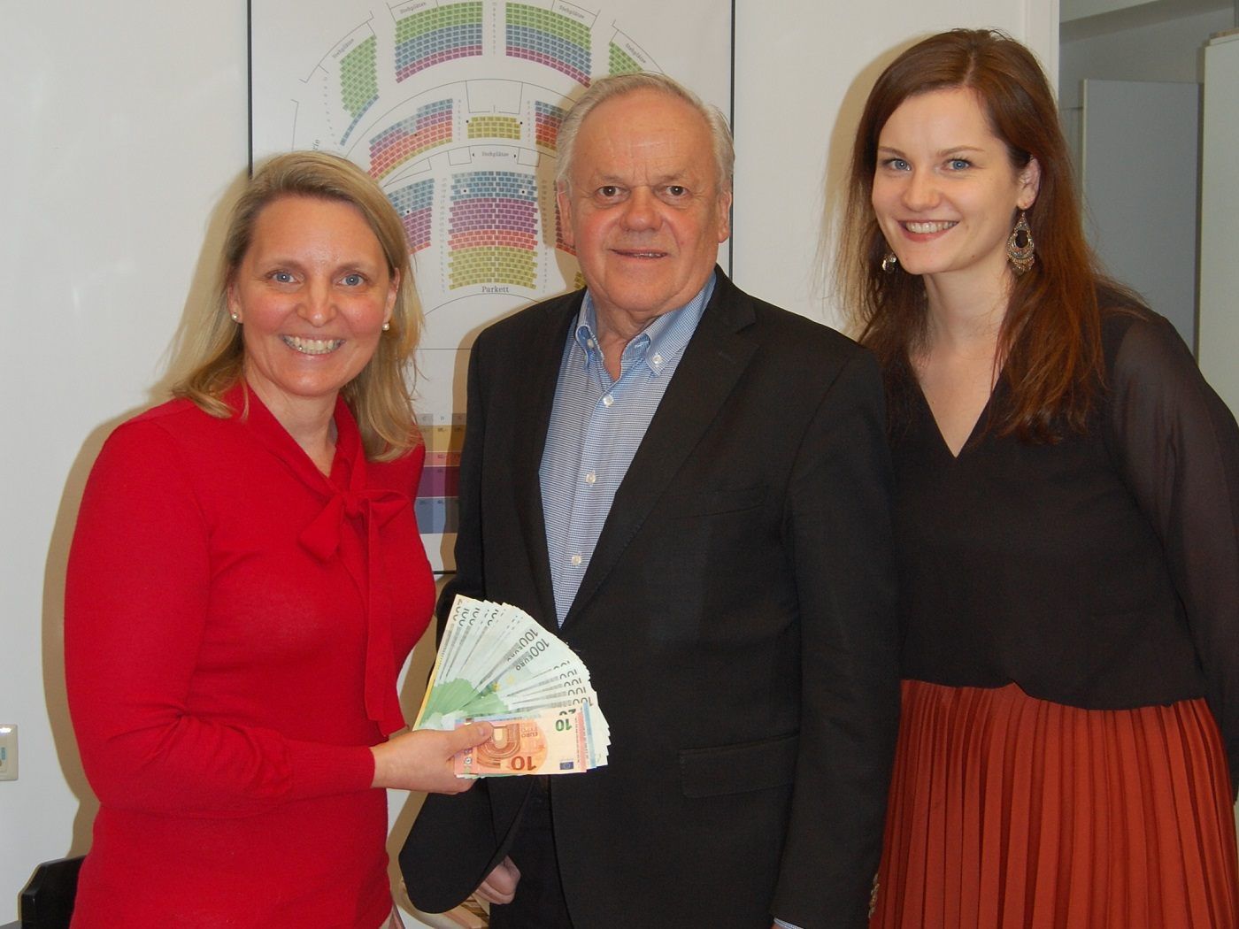 V.l.n.r.: Andrea Magdoin-Braunsdorfer (Obmann Stellvertreterin der Kinder-Krebshilfe WIEN-NÖ-BGLD), Robert Meyer (Direktor der Volksoper Wien), Stefanie Feig (Assistentin des Direktors) V.l.n.r.: Andrea Magdoin-Braunsdorfer (Obmann Stellvertreterin der Kinder-Krebshilfe WIEN-NÖ-BGLD), Robert Meyer (Direktor der Volksoper Wien), Stefanie Feig (Assistentin des Direktors)