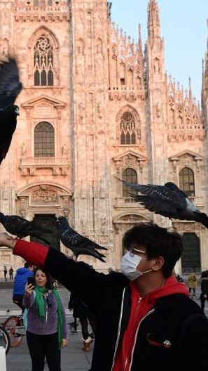 Menschen mit Schutzmasken vor dem Mailänder Dom