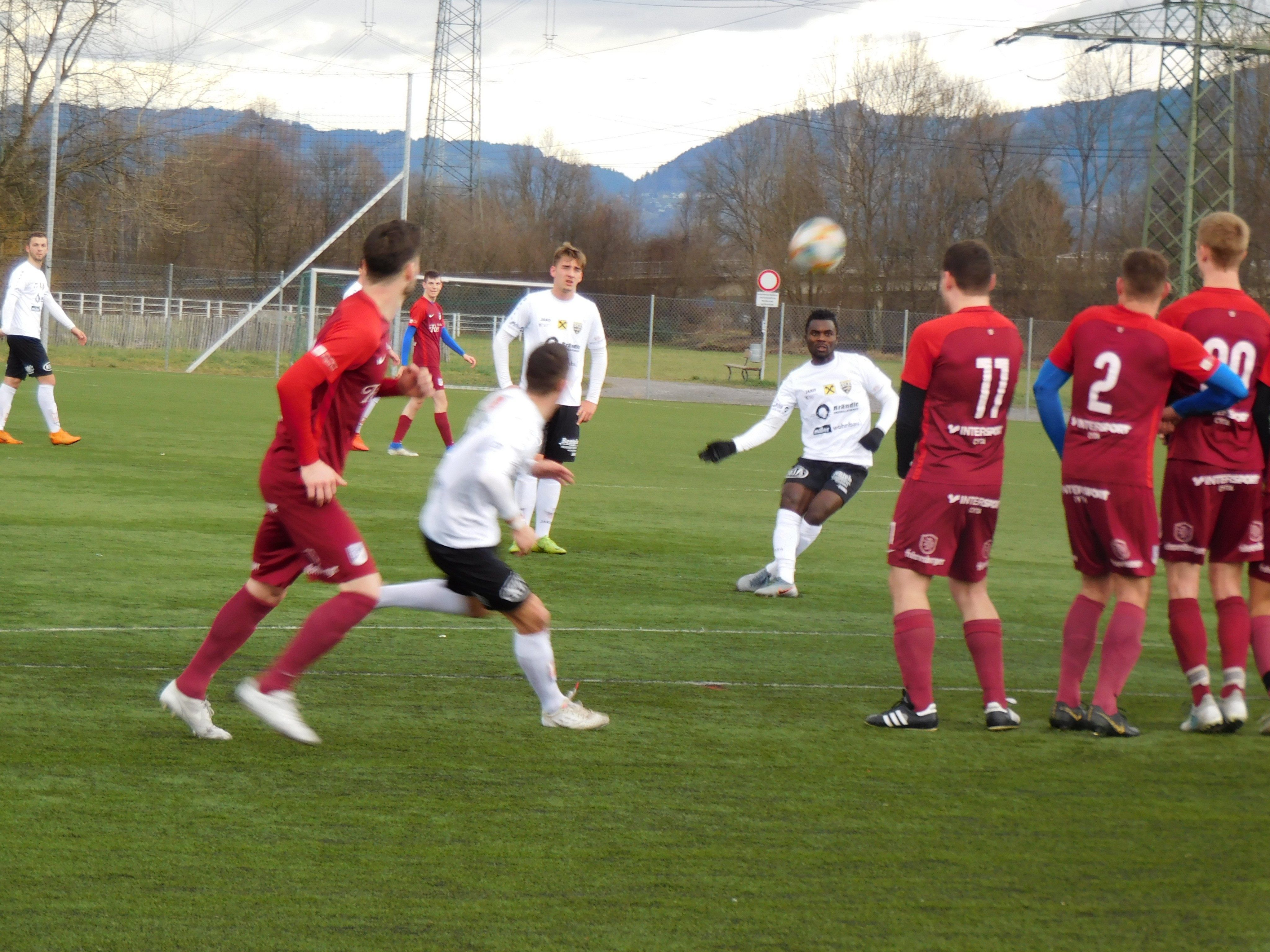 Der Ball passt genau zum 5:0 Endstand
