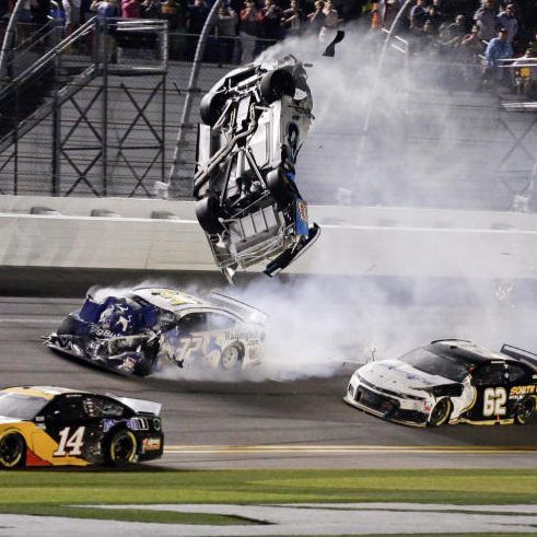 Newman, 2008 Sieger in Daytona, wurde in ein Krankenhaus eingeliefert, er befindet sich aber offenbar nicht in Lebensgefahr